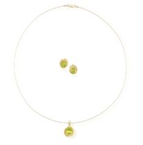 A PERIDOT NECKLACE AND EARRINGS EN SUITE, the fine-link non-flexible chain suspending an