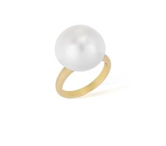 A CULTURED PEARL RING, set with a button-shaped cultured pearl of white tint, measuring