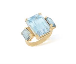 AN AQUAMARINE AND TOPAZ DRESS RING, set with a rectangular-shaped aquamarine weighing approximately