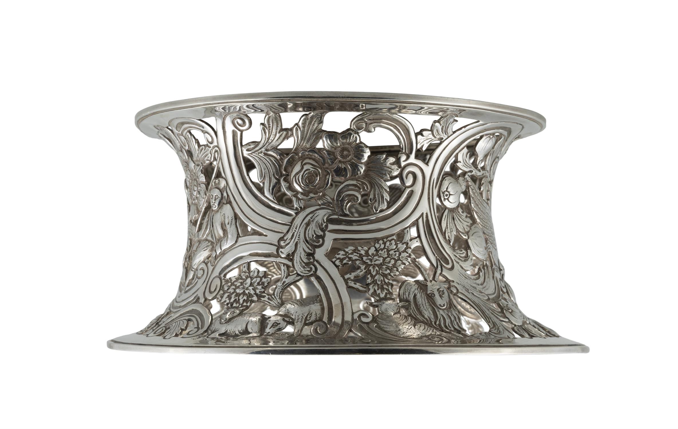 AN IRISH SILVER DISH RING Dublin c.1924, mark of West & Son, openwork body with vacant