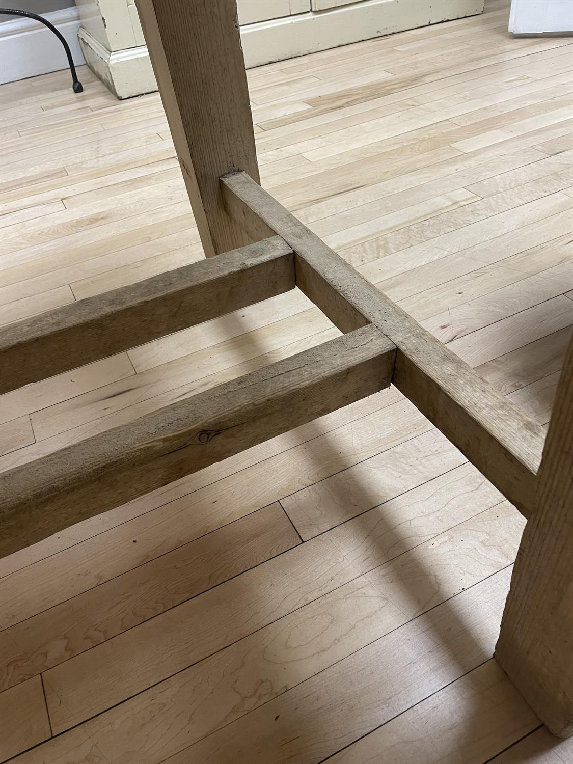 A 19TH CENTURY PITCH PINE FARMHOUSE TABLE, the two-plank rectangular top with rounded corners, - Bild 5 aus 10