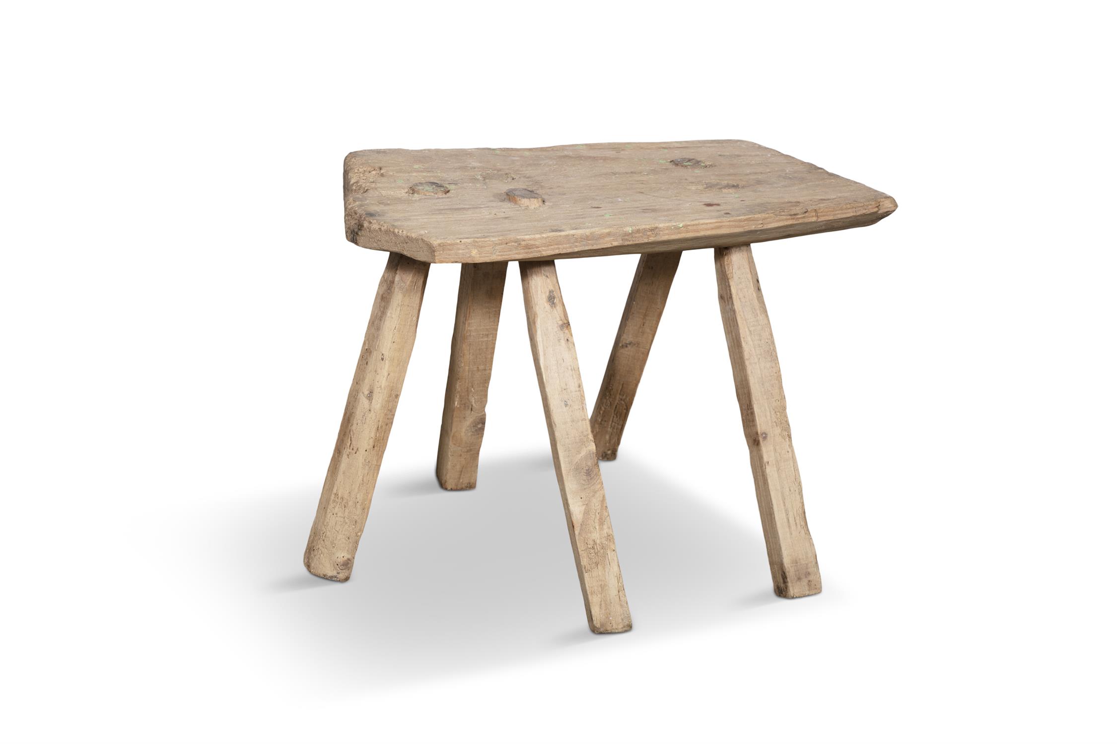 A PLAIN PANEL MILKING STOOL with five spindle supports. 34cm high, 40cm wide - Bild 2 aus 3