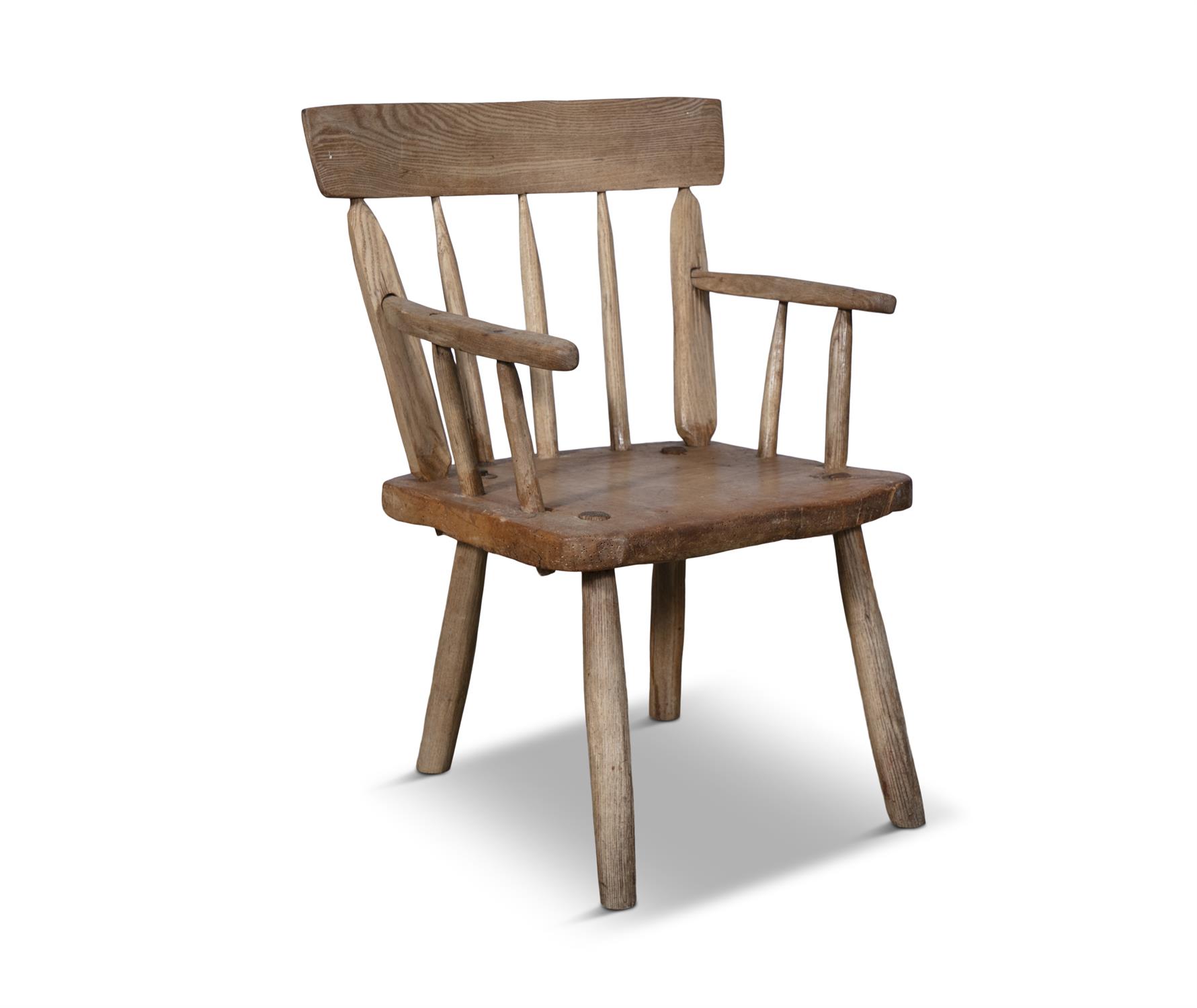 A STAINED TIMBER HEDGE CHAIR with carved rail backs, and spindle supports, plain armrest and - Bild 2 aus 3