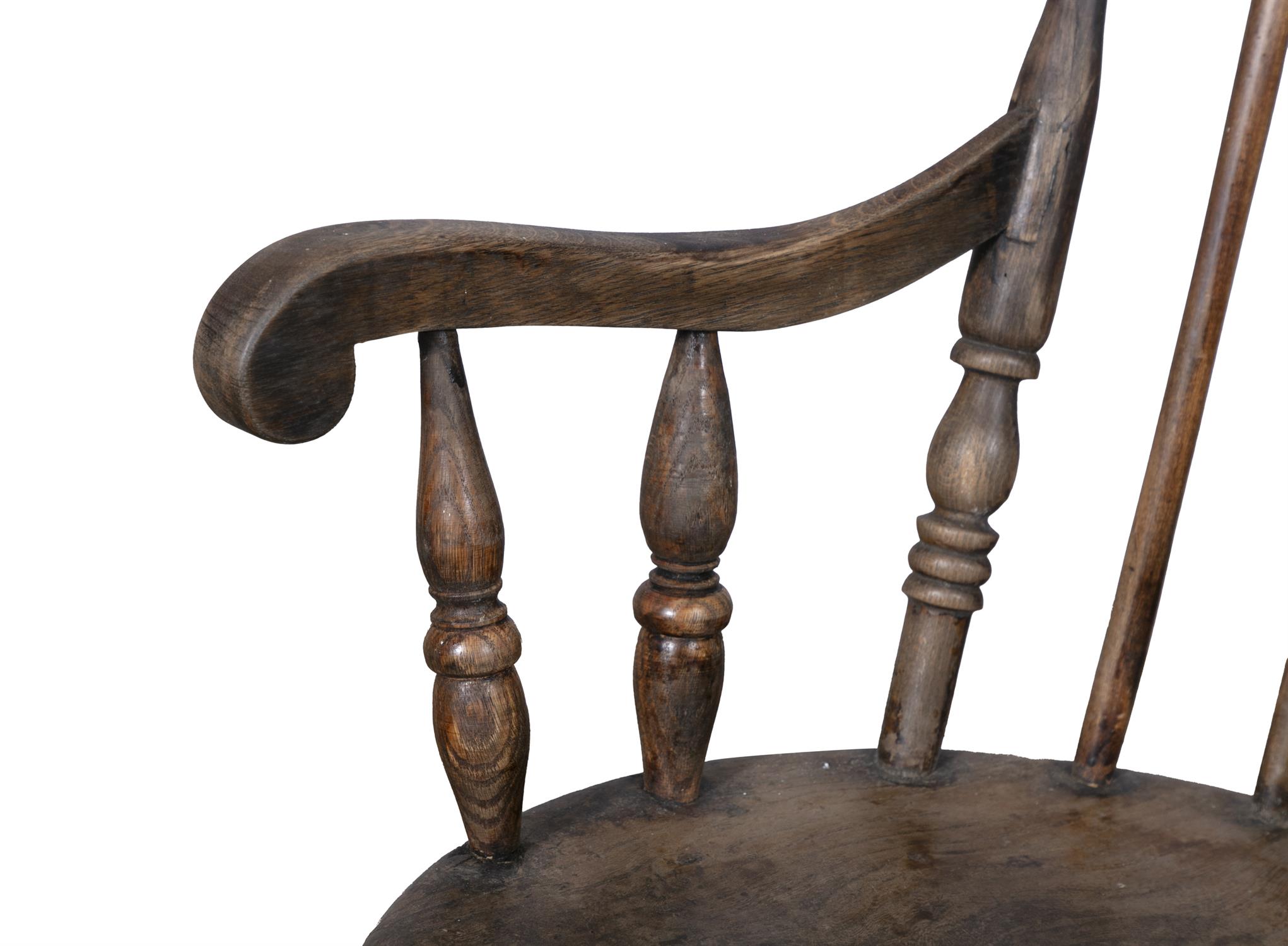 A TRADITIONAL PATTERN WINDSOR STYLE CHAIR with carved spindle back and circular panel seat on - Bild 3 aus 4