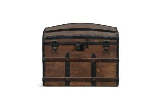 A TIMBER CANVAS AND METAL BOUND TRUNK, BY J FAGAN & CO., 19 ASTON QUAY, DUBLIN, EARLY 20TH CENTURY,