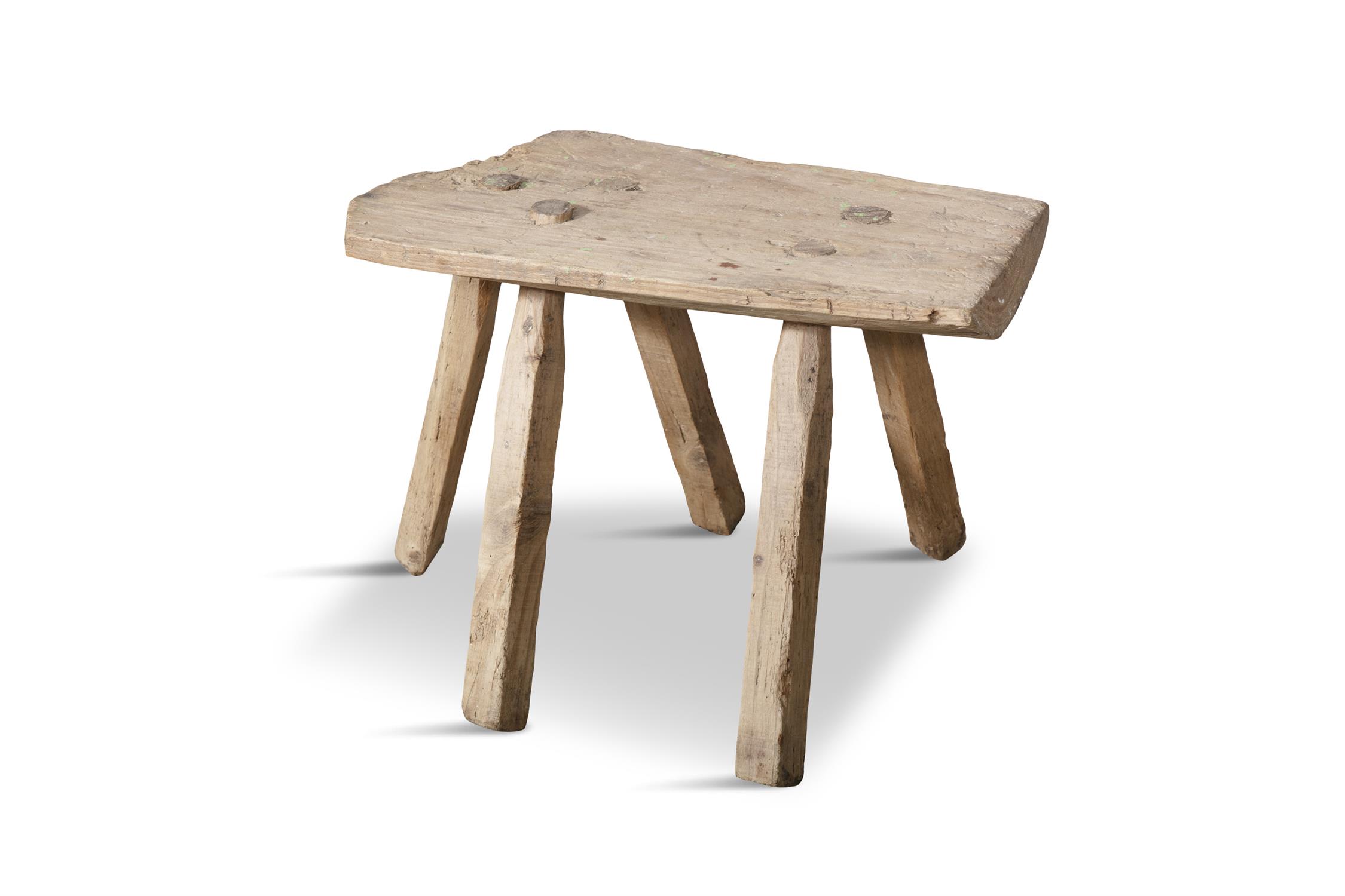 A PLAIN PANEL MILKING STOOL with five spindle supports. 34cm high, 40cm wide - Bild 3 aus 3