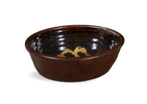 AN IRISH COALISLAND SLIPWARE POTTERY CIRCULAR BOWL WITH RIBBED SIDES brown ground decoration