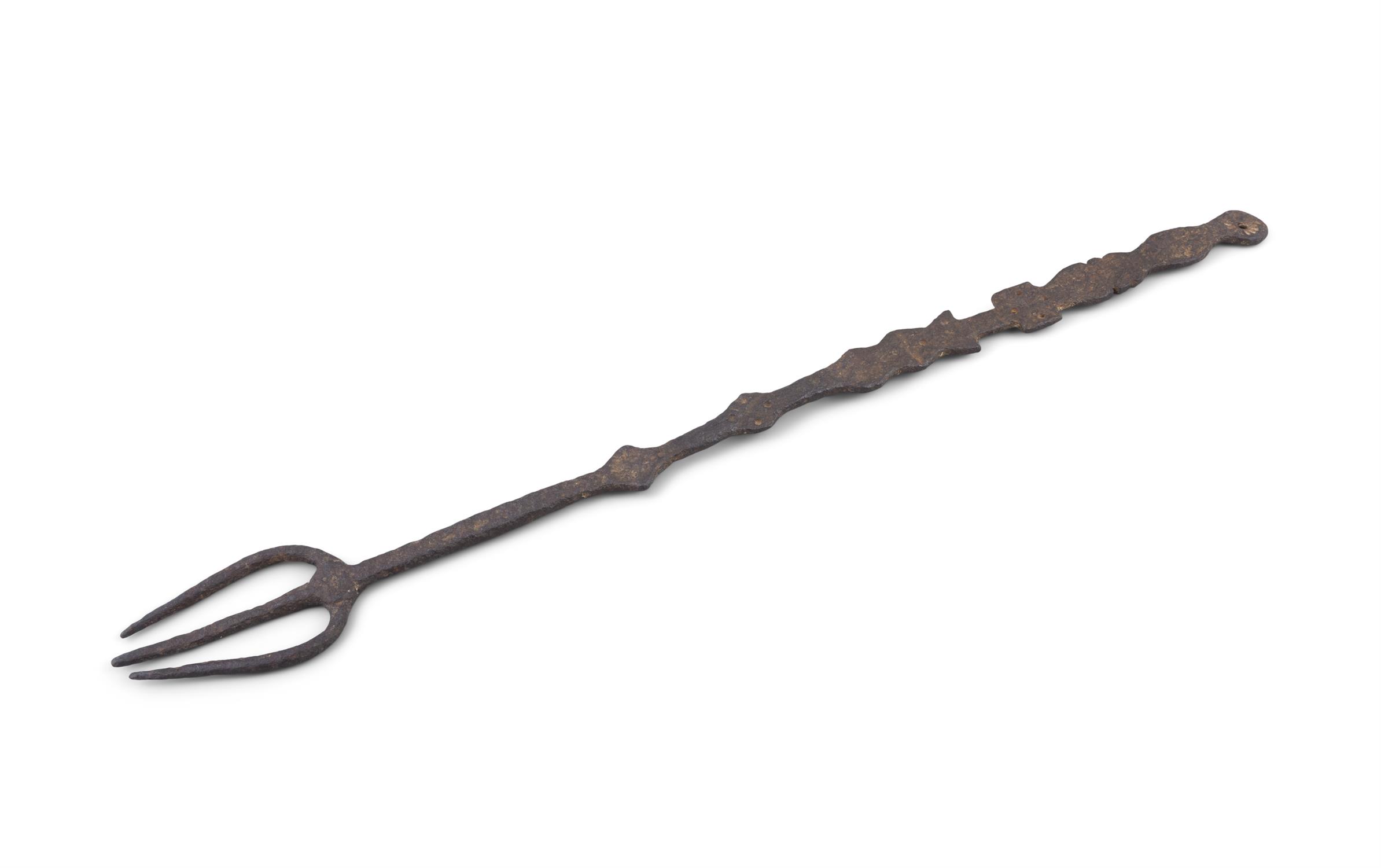 AN EARLY 19TH CENTURY WROUGHT IRON HEARTH FLESH FORK, the long flattened handle with pierced