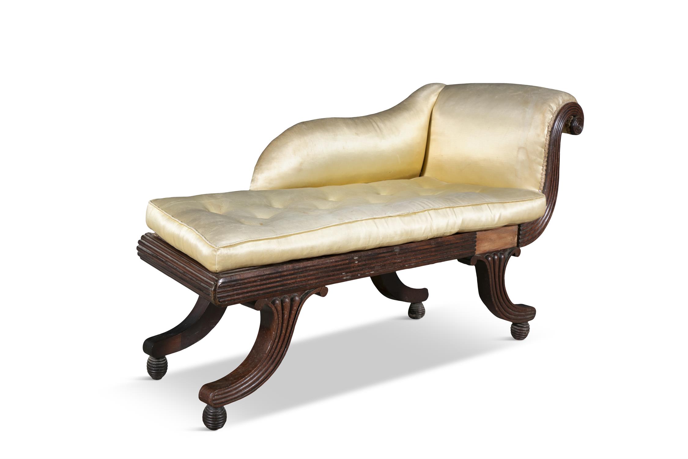 A COMPACT MAHOGANY AND SILK UPHOLSTERED CHAISE LONGUE 19TH CENTURY of classical design with - Image 2 of 3
