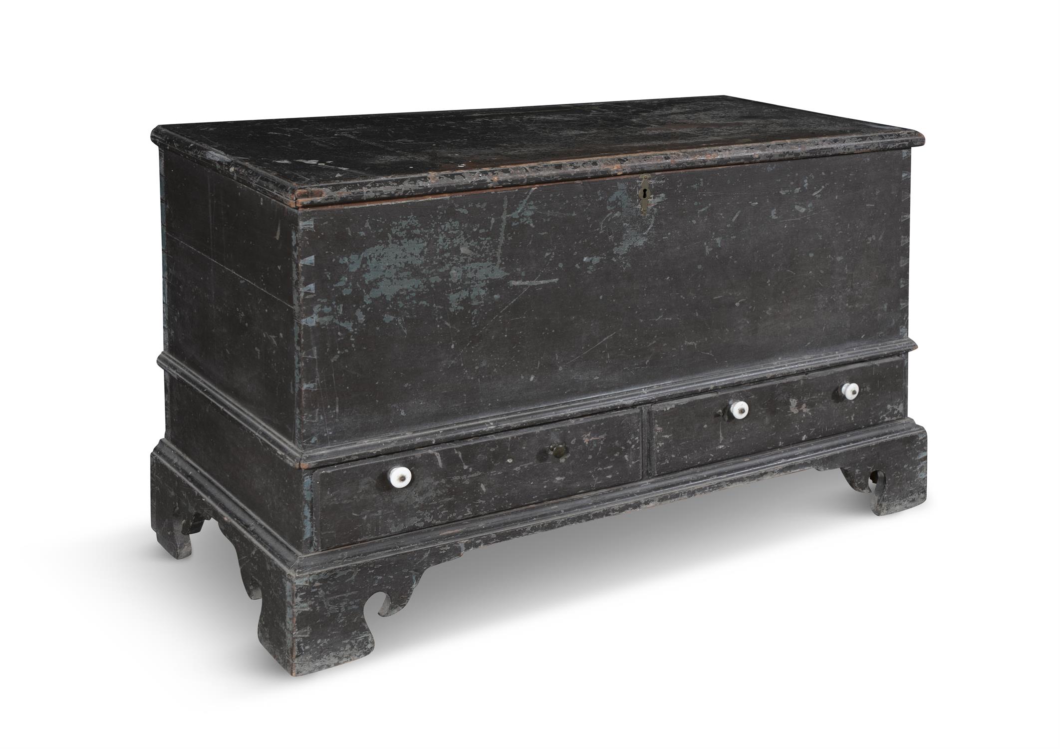 A PAINTED POPLAR DOWER OR BLANKET CHEST, PENNSYLVANIA, CIRCA 1800 the hinged rectangular top - Image 2 of 4