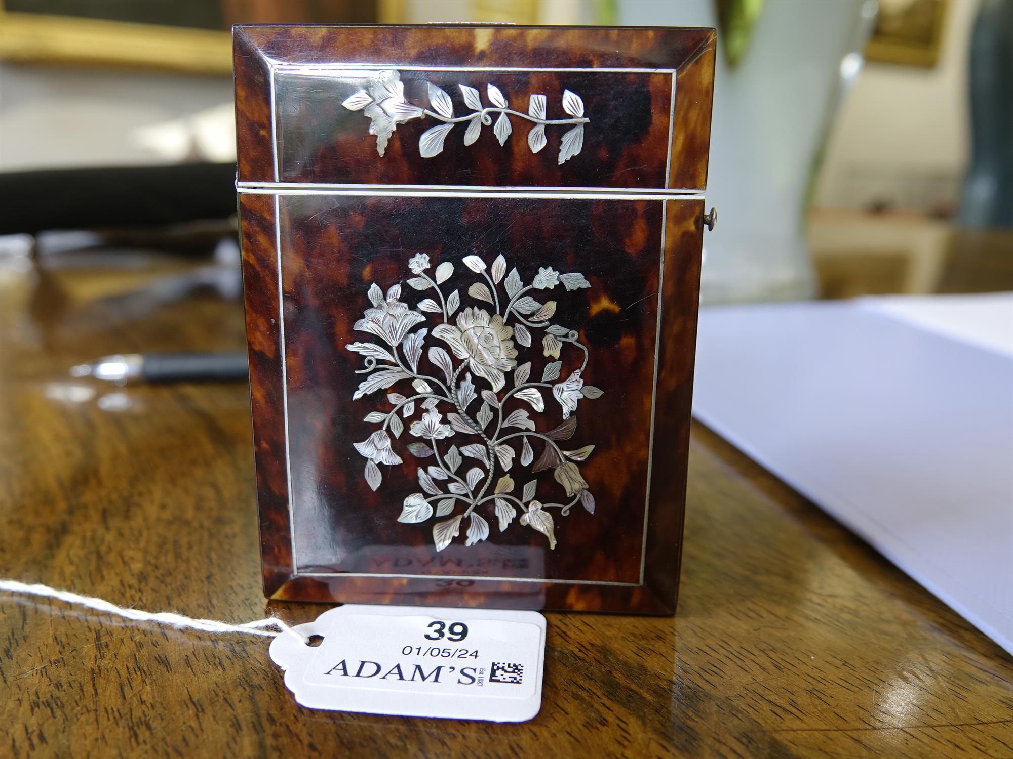 *A TORTOISESHELL AND MOTHER OF PEARL CARD BOX with inlaid mother of pearl floral decoration. 10. - Image 4 of 8