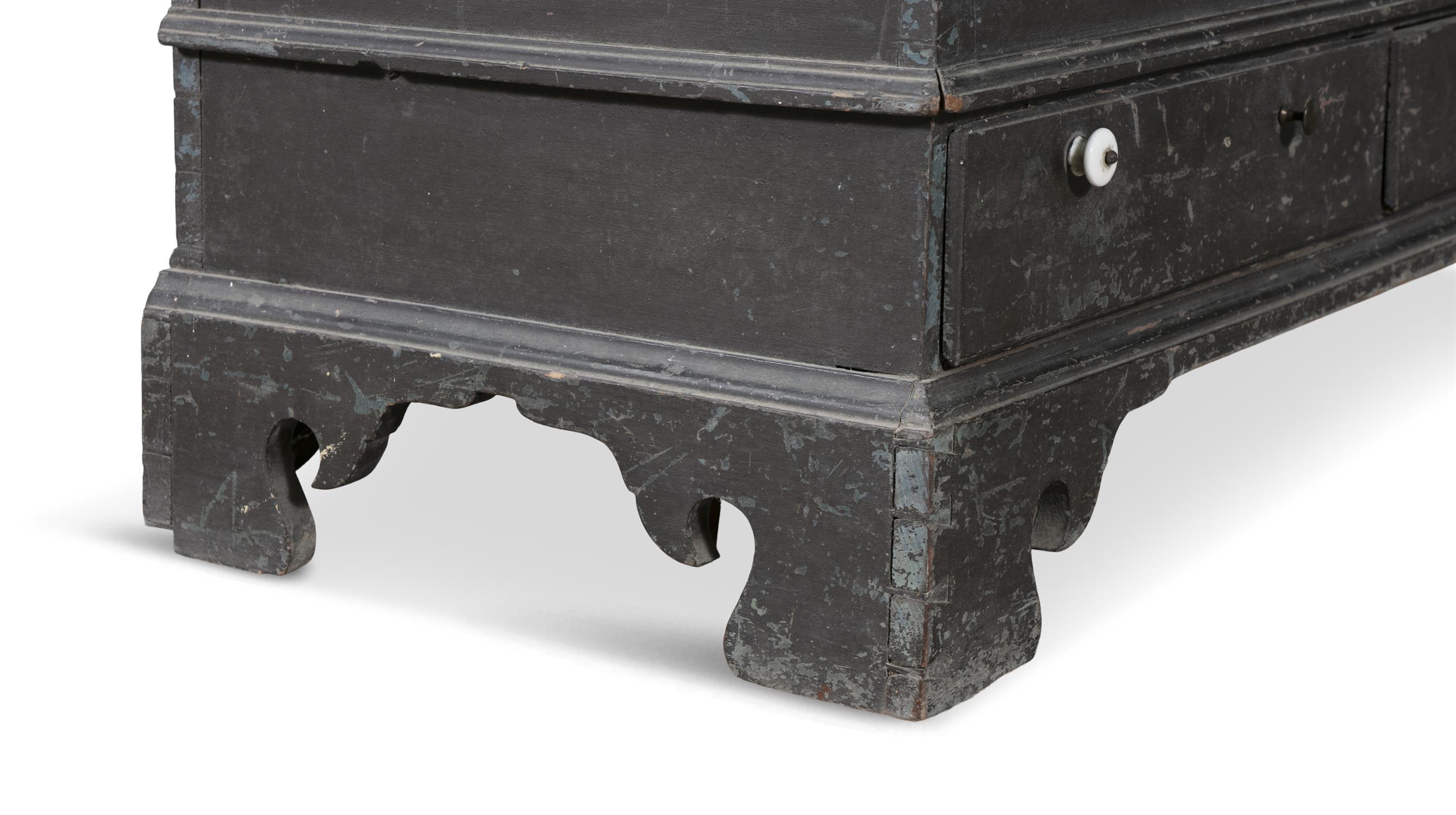 A PAINTED POPLAR DOWER OR BLANKET CHEST, PENNSYLVANIA, CIRCA 1800 the hinged rectangular top - Image 4 of 4