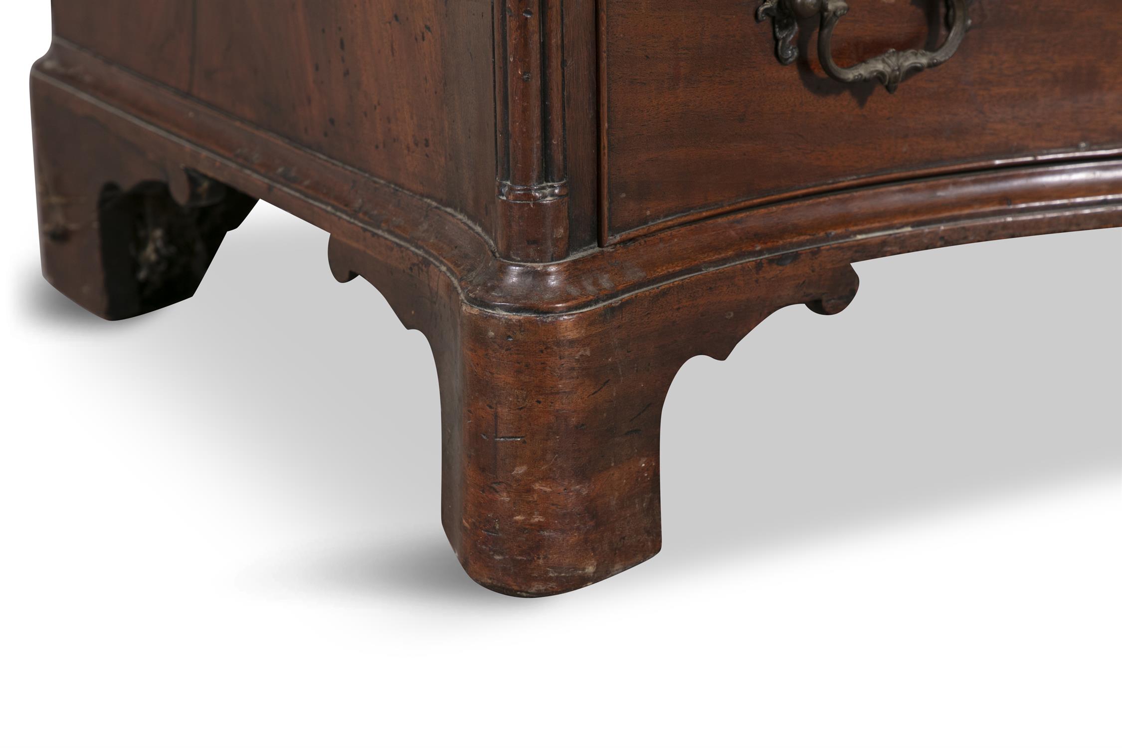 A GEORGE III MAHOGANY SERPENTINE DRESSING CHEST, CIRCA 1770, the moulded top above four - Image 8 of 11