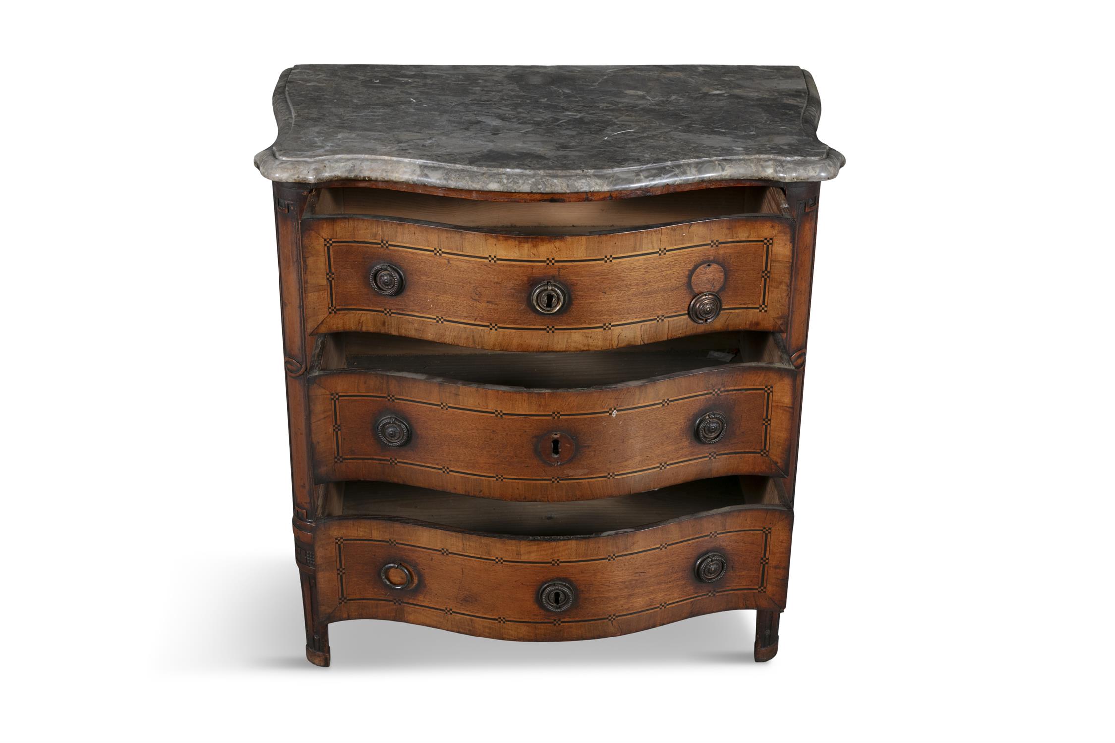 A FRENCH MAHOGANY AND TULIPWOOD SMALL SERPENTINE COMMODE, 18TH CENTURY, the moulded grey marble - Image 3 of 4