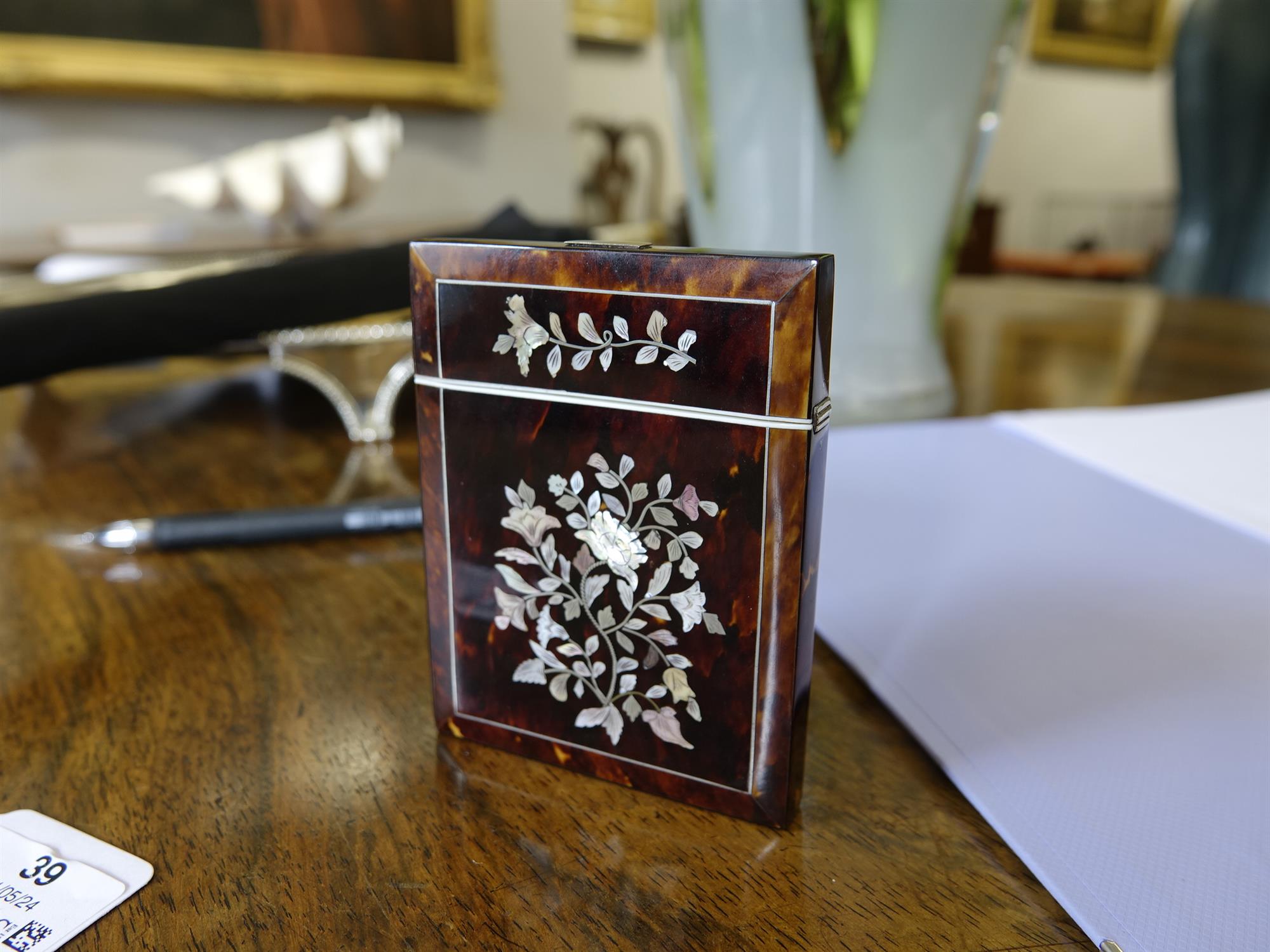 *A TORTOISESHELL AND MOTHER OF PEARL CARD BOX with inlaid mother of pearl floral decoration. 10. - Image 6 of 8