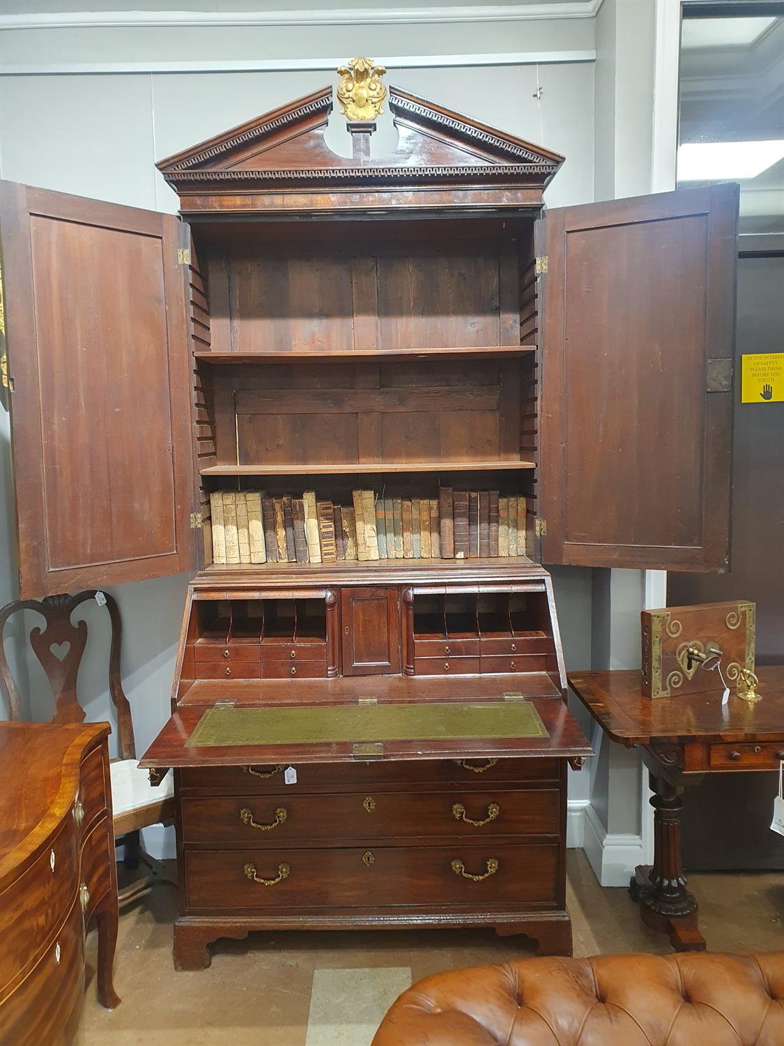 A FINE IRISH GEORGE III FIGURED MAHOGANY BLIND DOOR BUREAU BOOKCASE with an architectural - Image 17 of 25