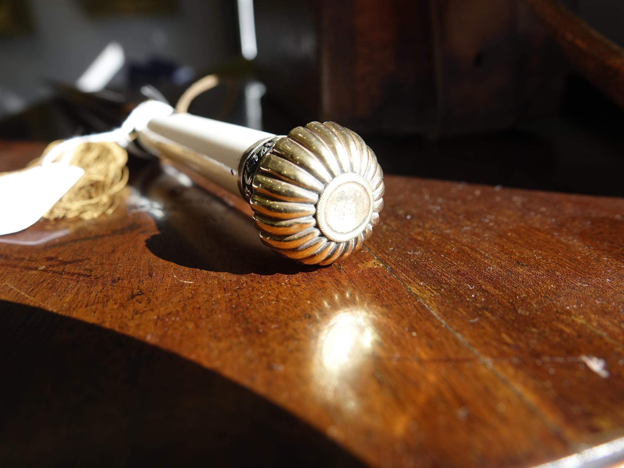 *A WALKING CANE, 19TH CENTURY with gilt metal top, inscribed with crest, with ivory and faux - Image 4 of 10