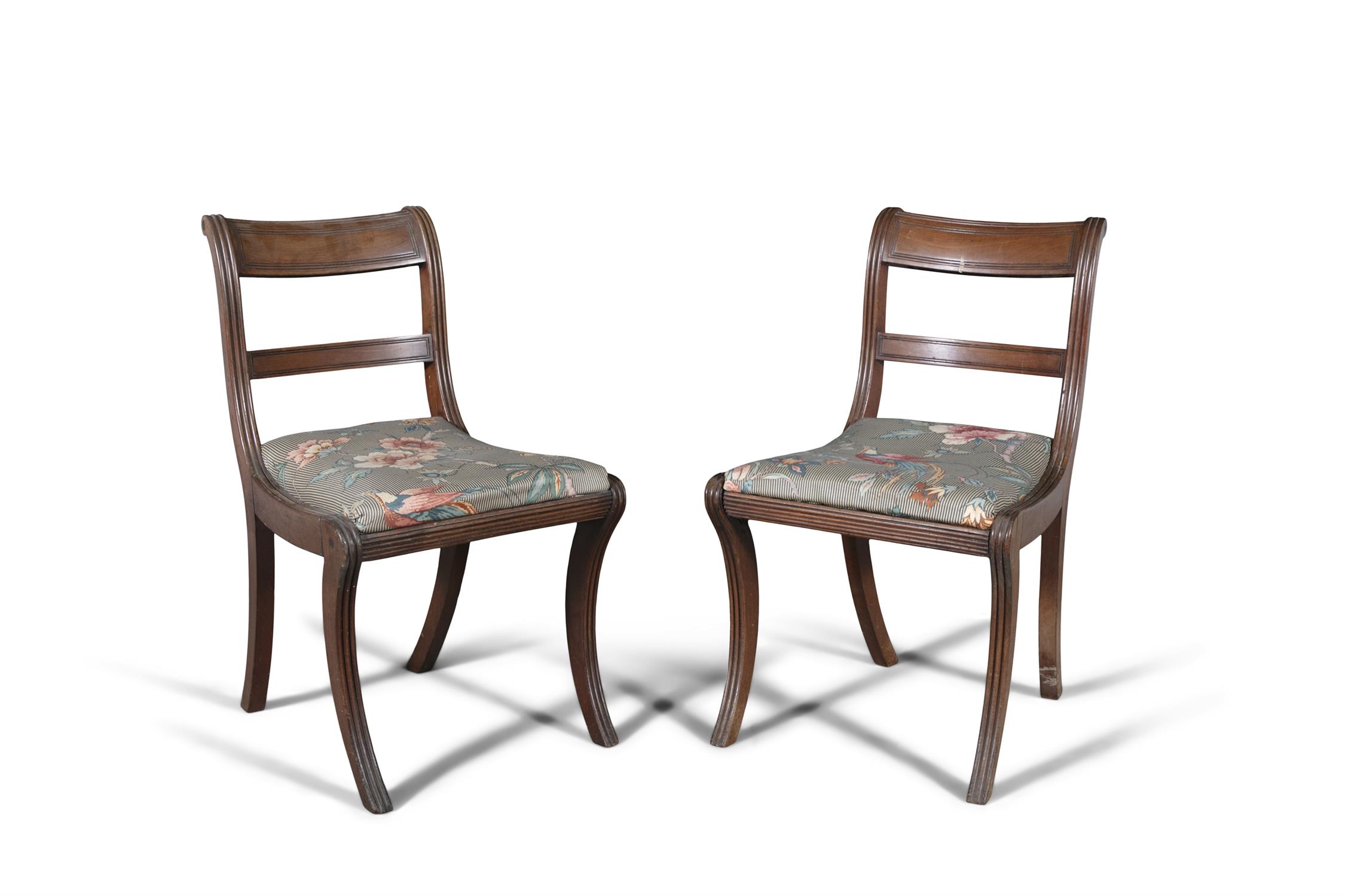 A SET OF FOUR MAHOGANY DINING CHAIRS, EARLY 19TH CENTURY, with reeded bowed tablet crest rails - Image 2 of 5