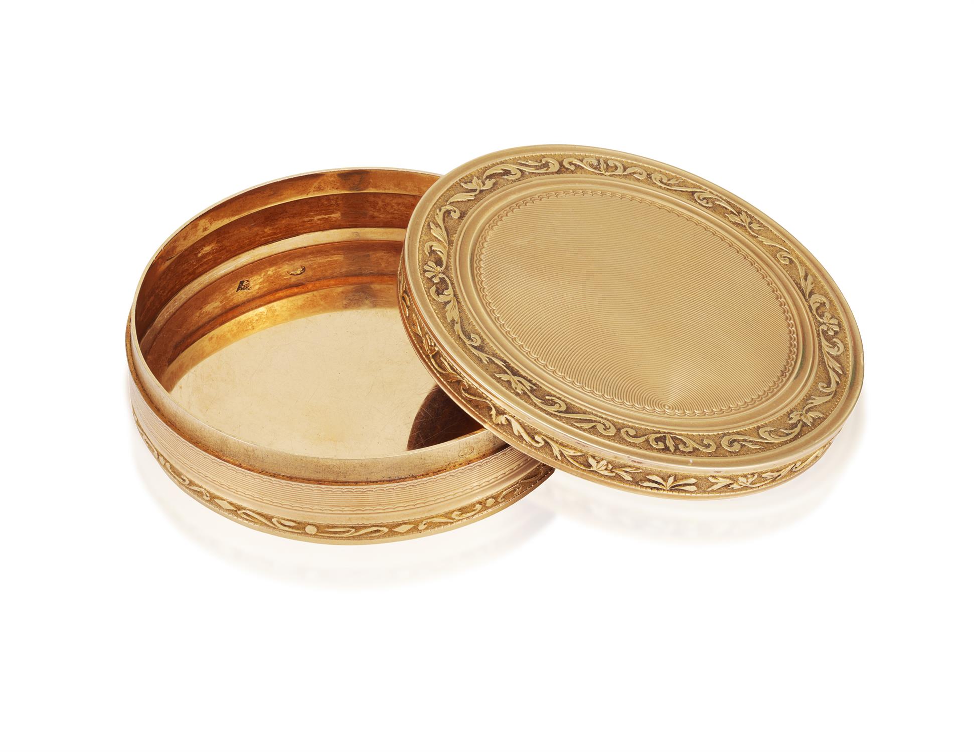 A FRENCH GOLD SNUFF BOX of circular form, the rim with foliate scroll decoration, - Image 3 of 4