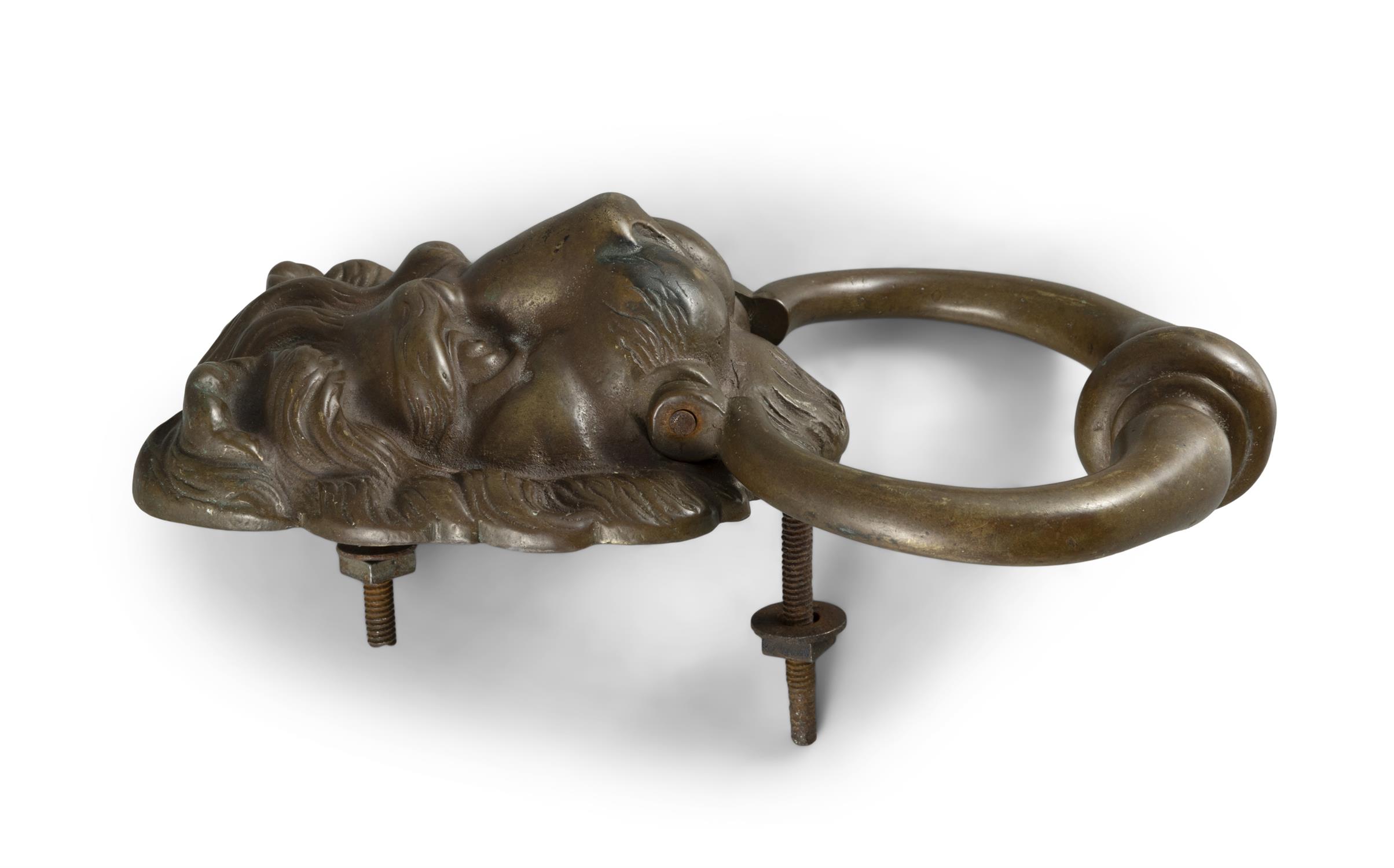 A GEORGIAN STYLE BRASS DOOR KNOCKER IN THE FORM OF A LION MASK, with ring turned knocker, - Image 2 of 2