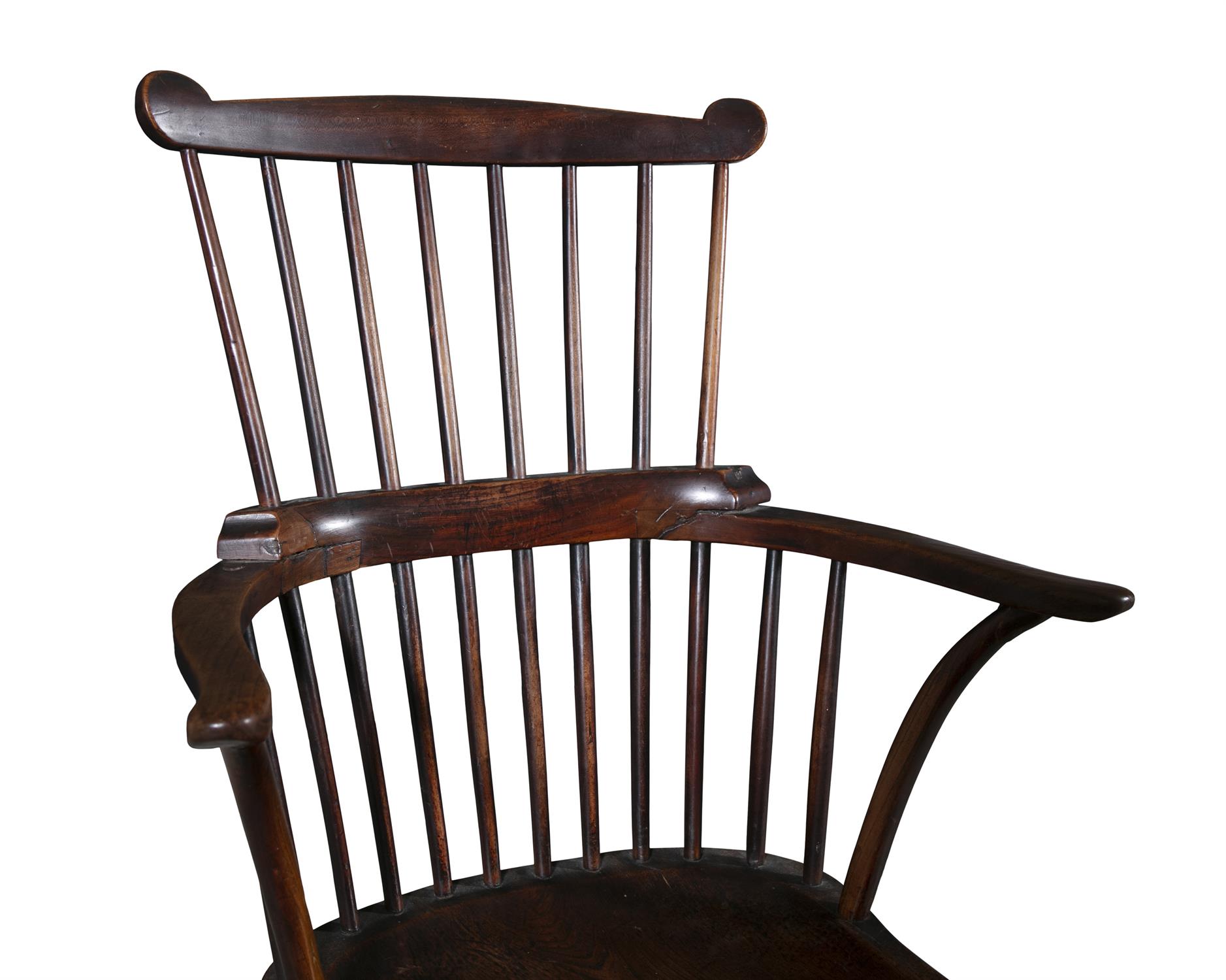 AN ELM COMB-BACK WINDSOR CHAIR, PHILADELPHIA LATE 18TH/EARLY 19TH CENTURY shaped top rail above - Image 4 of 4
