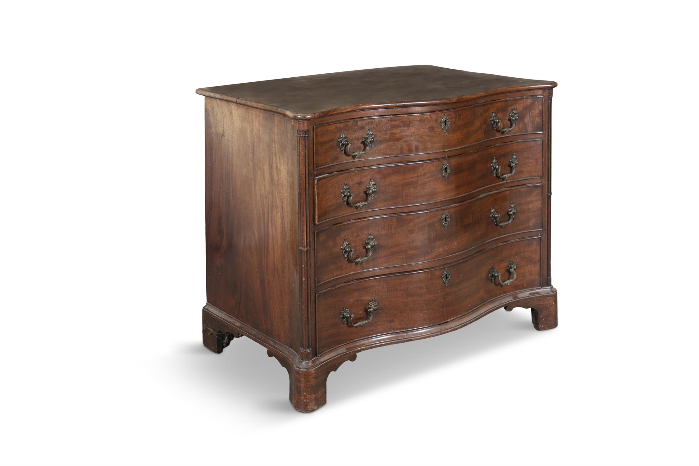 A GEORGE III MAHOGANY SERPENTINE DRESSING CHEST, CIRCA 1770, the moulded top above four - Image 4 of 11