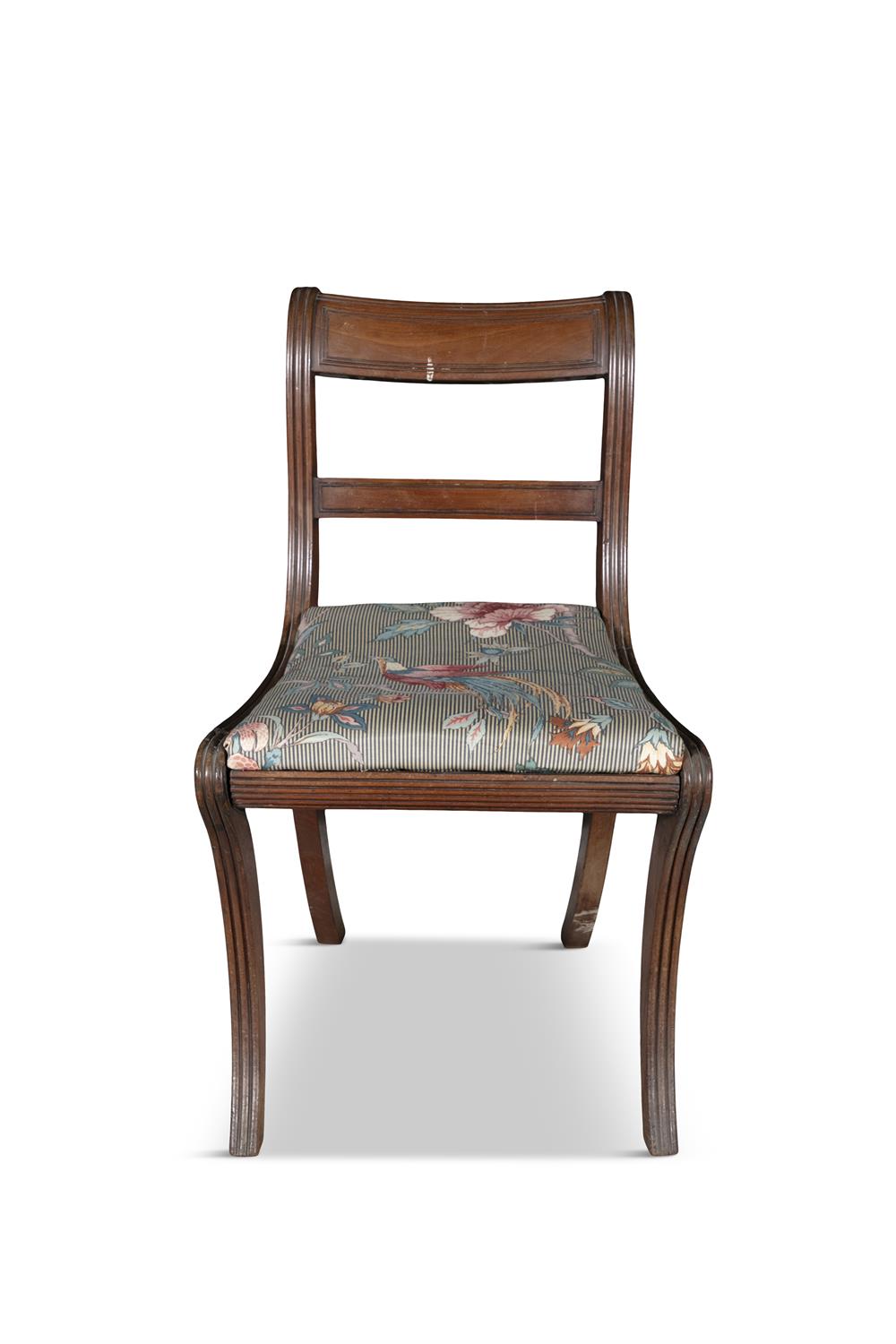 A SET OF FOUR MAHOGANY DINING CHAIRS, EARLY 19TH CENTURY, with reeded bowed tablet crest rails - Image 3 of 5