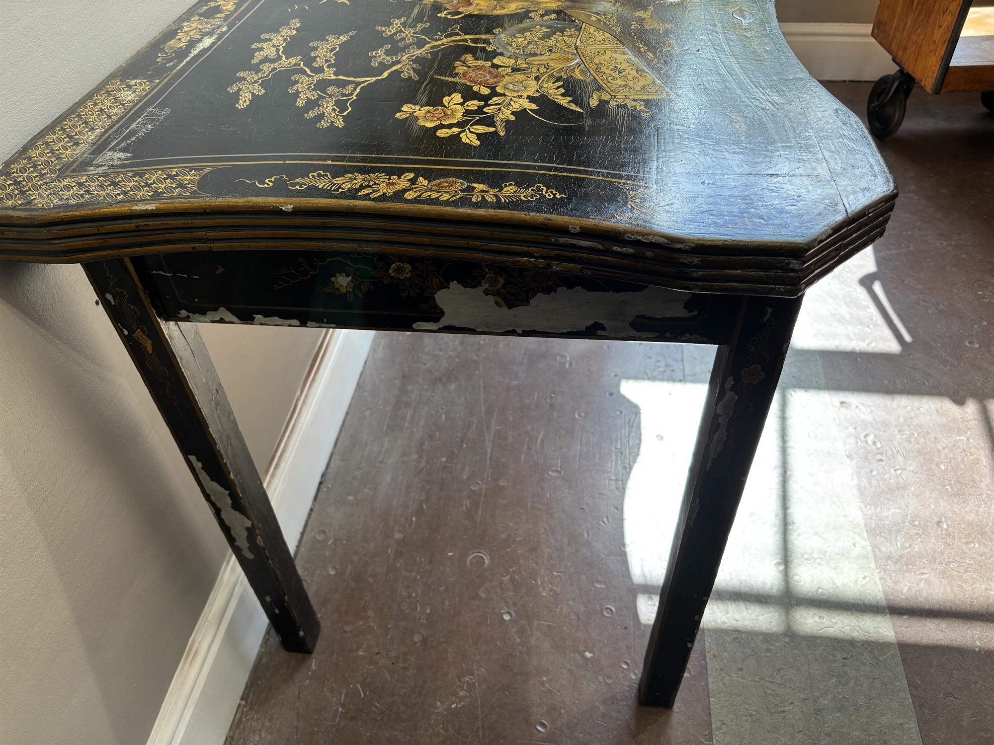 A GEORGE III JAPANNED SERPENTINE SIDE TABLE, LATE 18TH CENTURY, the top decorated depicting - Image 13 of 13