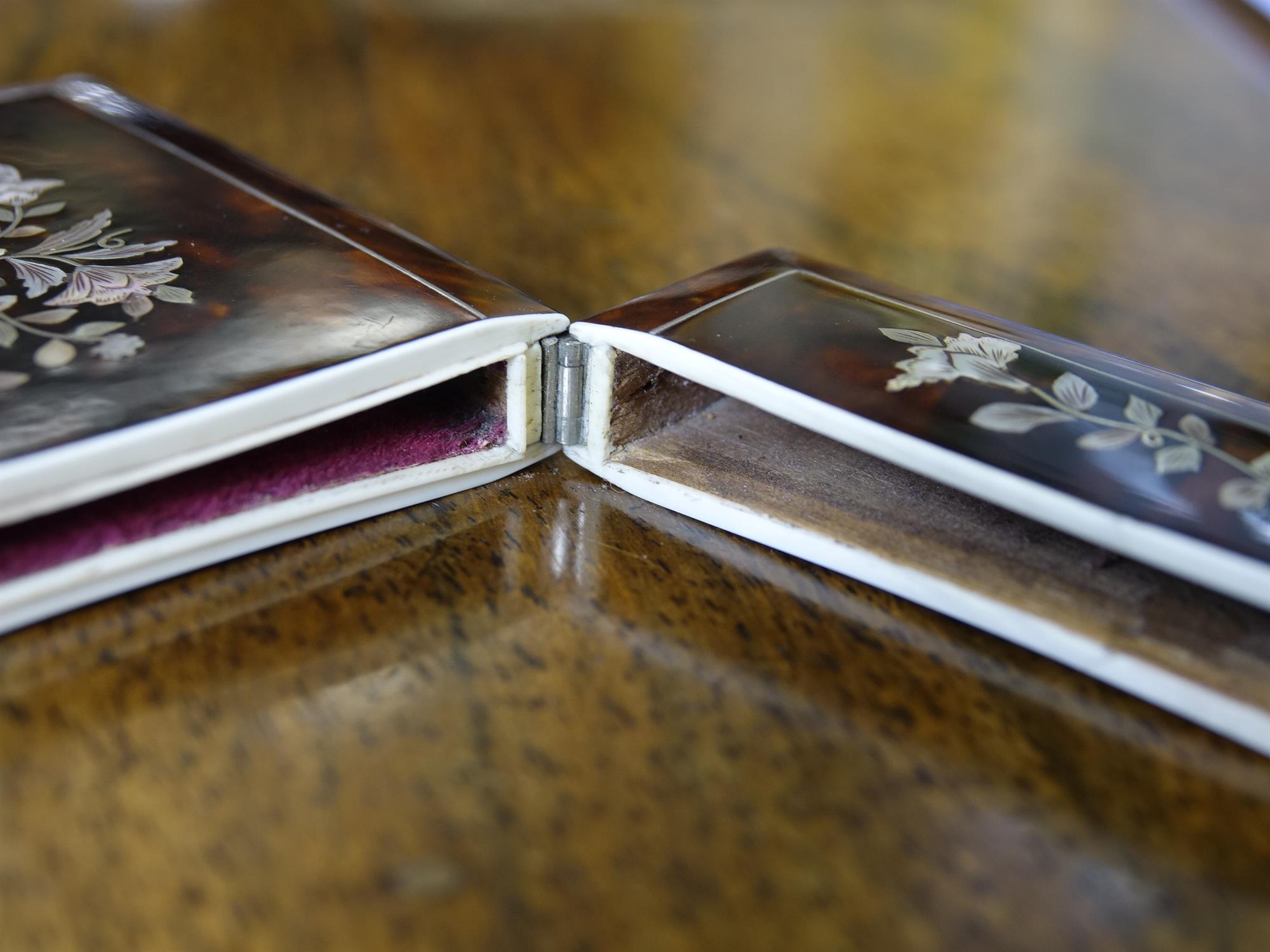 *A TORTOISESHELL AND MOTHER OF PEARL CARD BOX with inlaid mother of pearl floral decoration. 10. - Image 8 of 8