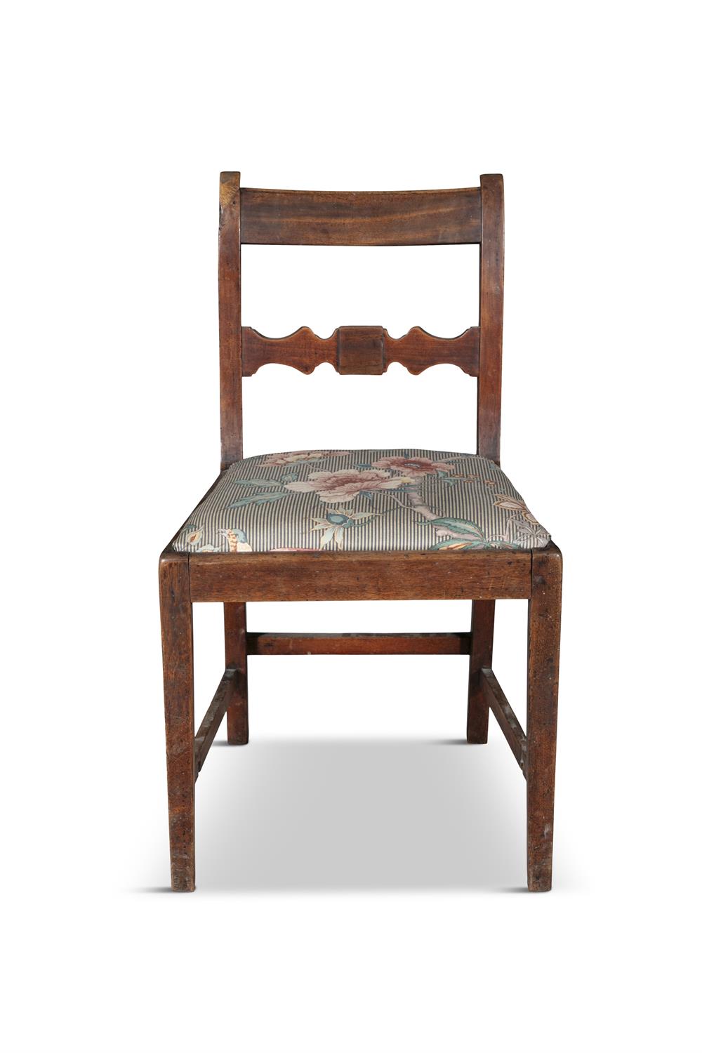 A SET OF SIX MAHOGANY DINING CHAIRS, EARLY 19TH CENTURY, each with the slightly scrolled back - Image 3 of 7