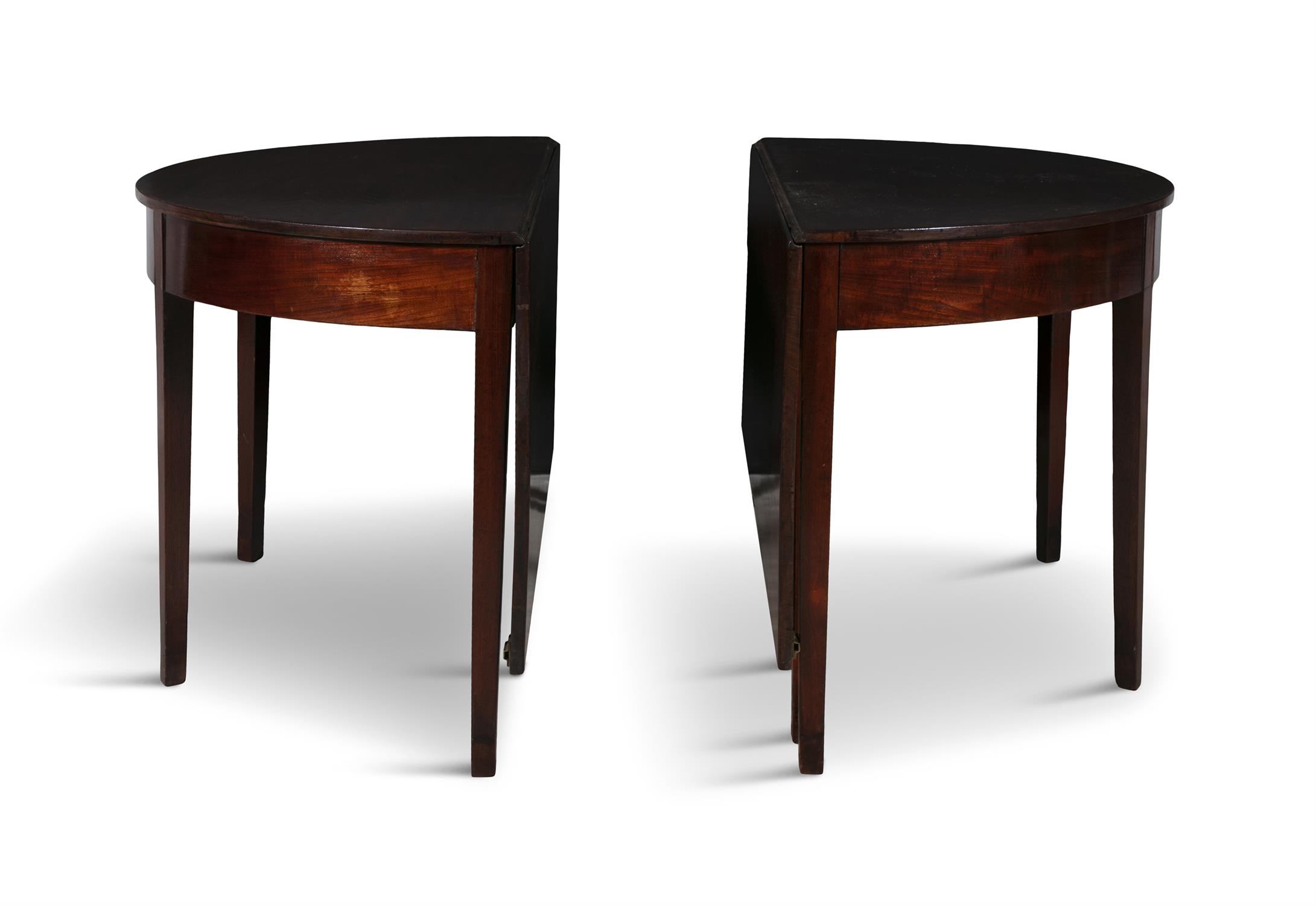 A FEDERAL MAHOGANY DINING TABLE, PHILADELPHIA, EARLY 19TH CENTURY the hinged drop leaf D-ends - Image 4 of 5