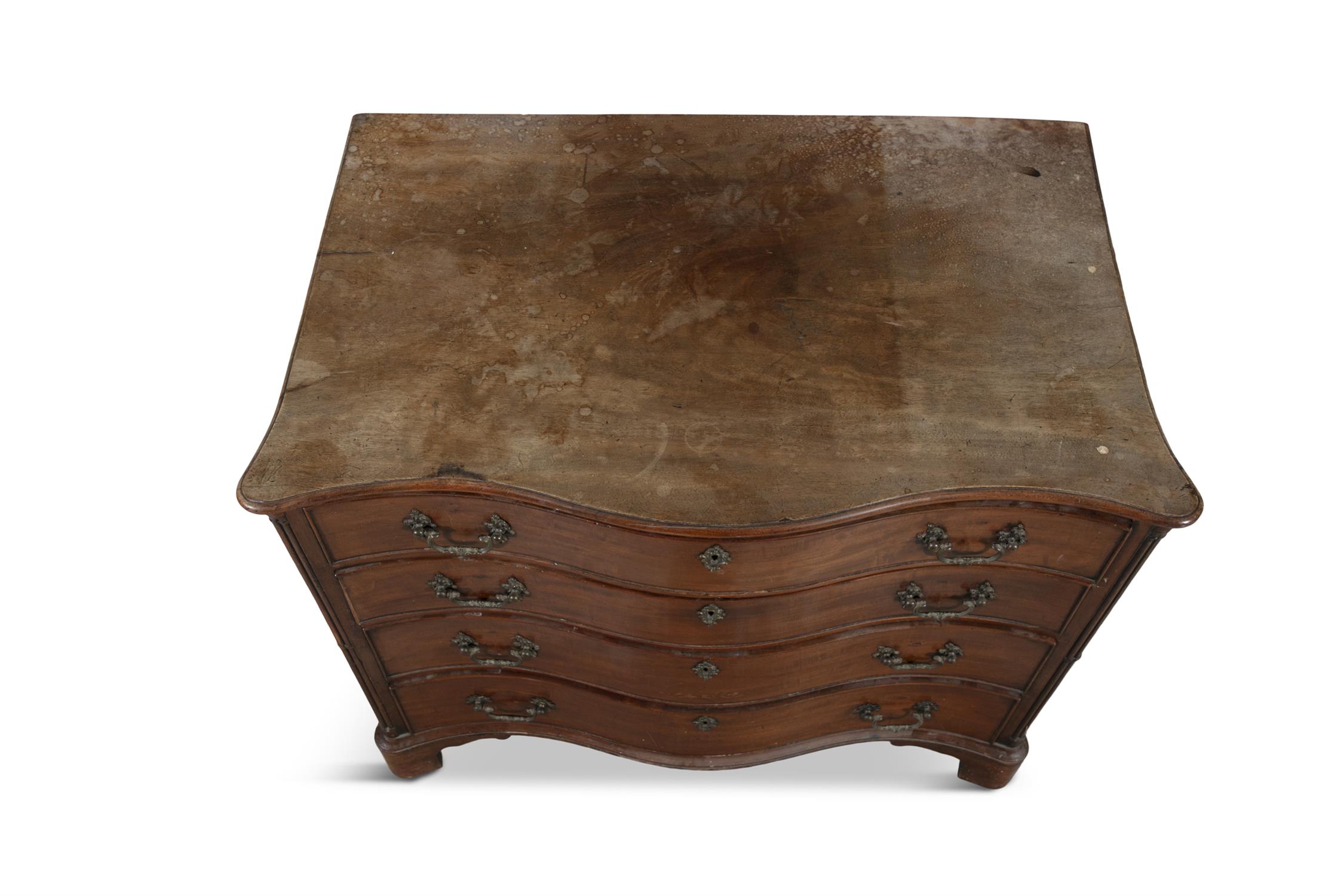 A GEORGE III MAHOGANY SERPENTINE DRESSING CHEST, CIRCA 1770, the moulded top above four - Image 6 of 11