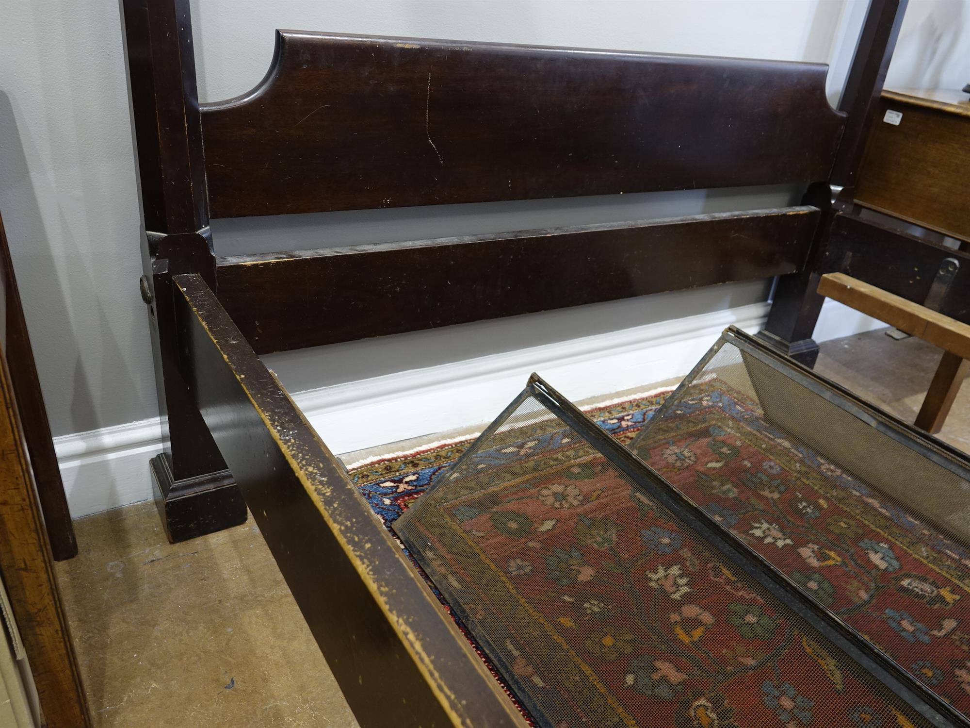 A CHIPPENDALE FOUR POSTER BED, PHILADELPHIA, CIRCA 1775 the stop-fluted front posts above - Bild 14 aus 39