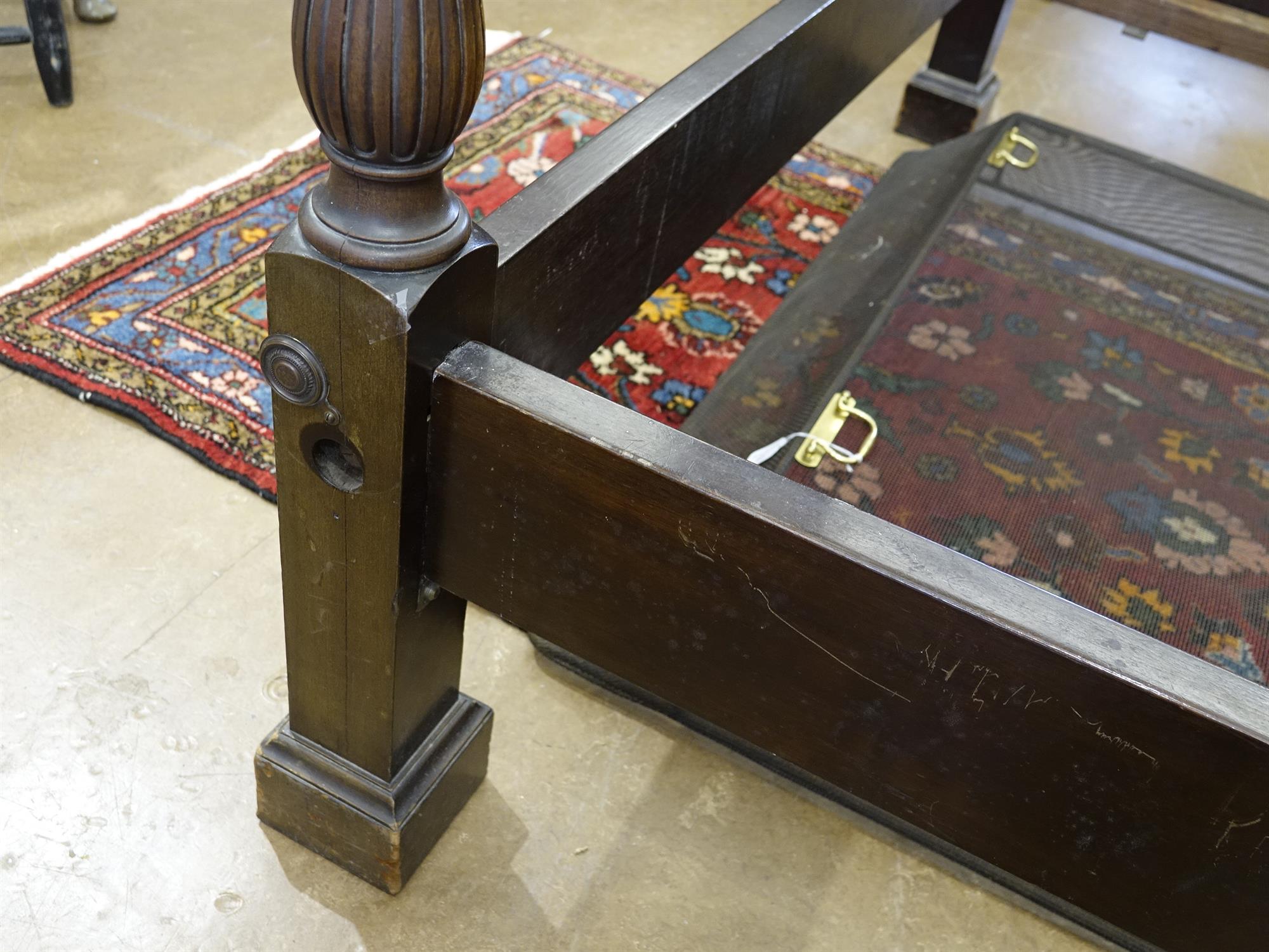 A CHIPPENDALE FOUR POSTER BED, PHILADELPHIA, CIRCA 1775 the stop-fluted front posts above - Bild 19 aus 39