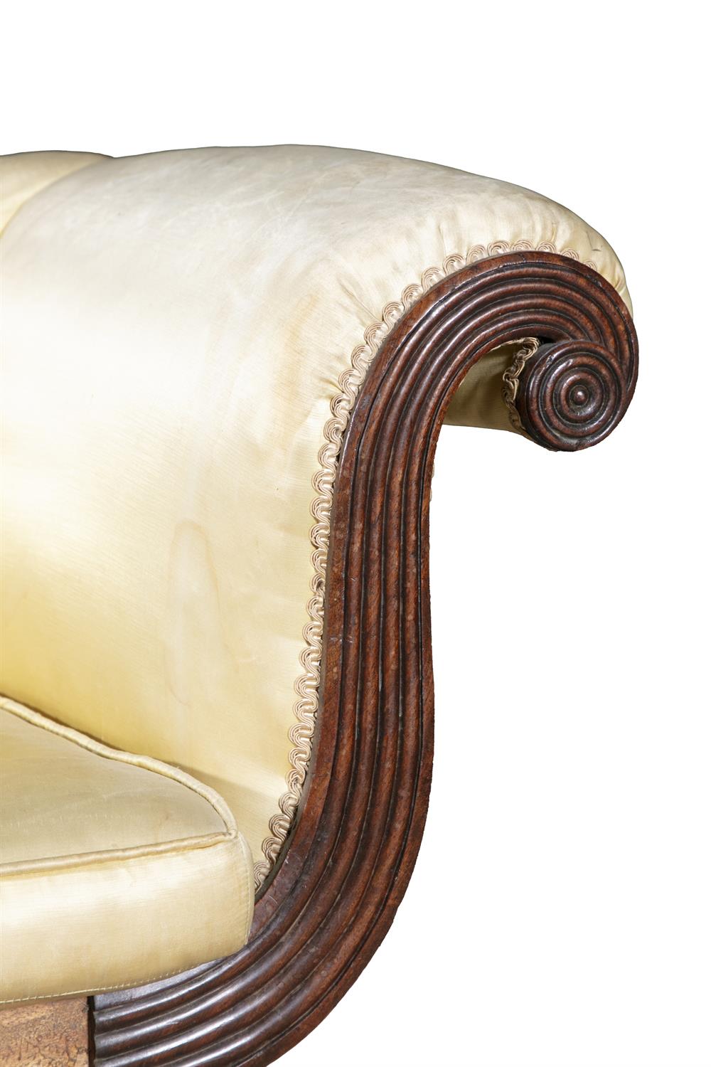 A COMPACT MAHOGANY AND SILK UPHOLSTERED CHAISE LONGUE 19TH CENTURY of classical design with - Image 3 of 3