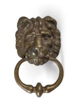 A GEORGIAN STYLE BRASS DOOR KNOCKER IN THE FORM OF A LION MASK, with ring turned knocker,