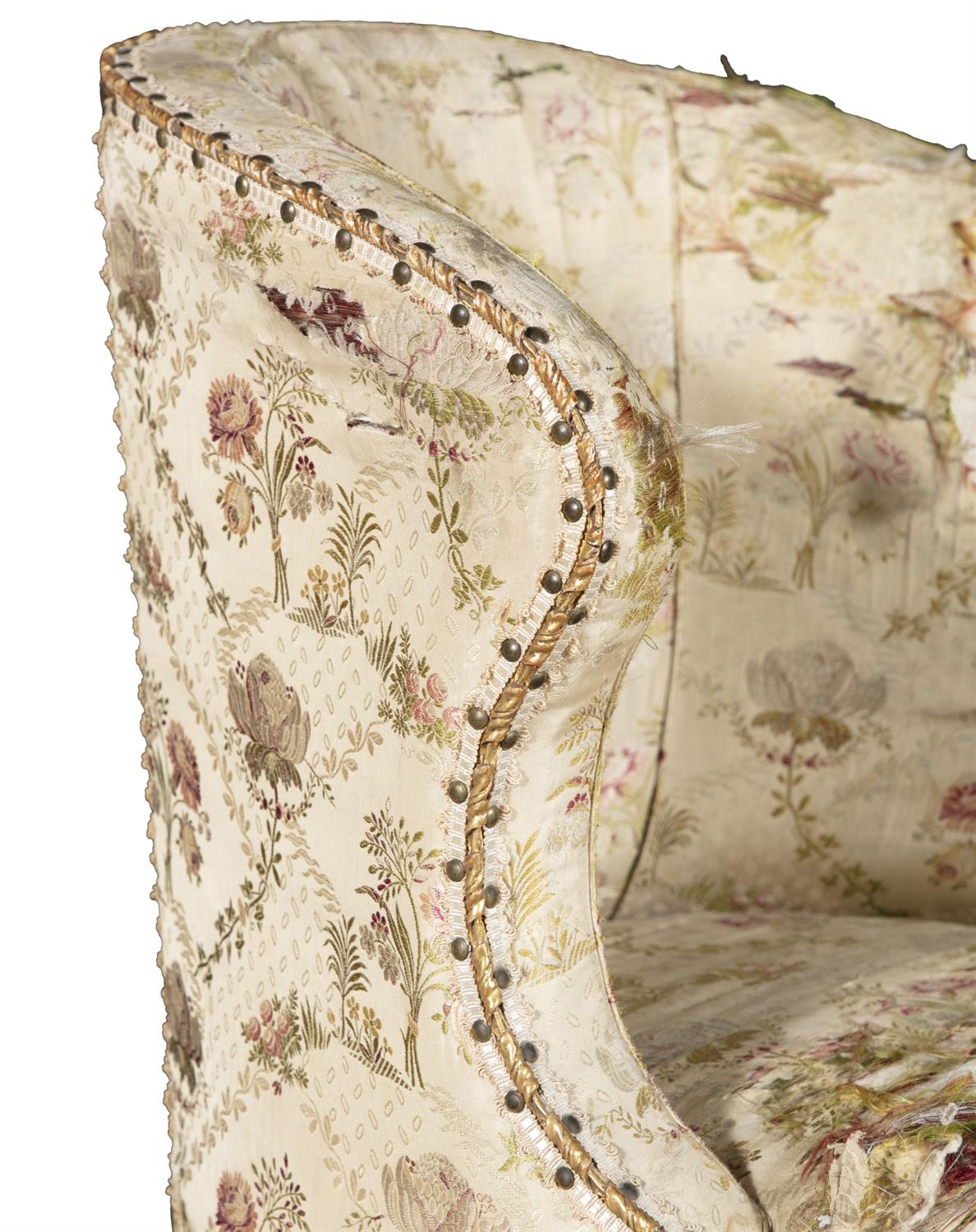 A LOUIS XVI CARVED GILTWOOD SMALL BERGERE, the silk upholstered back and arms with carved leaf - Image 3 of 6