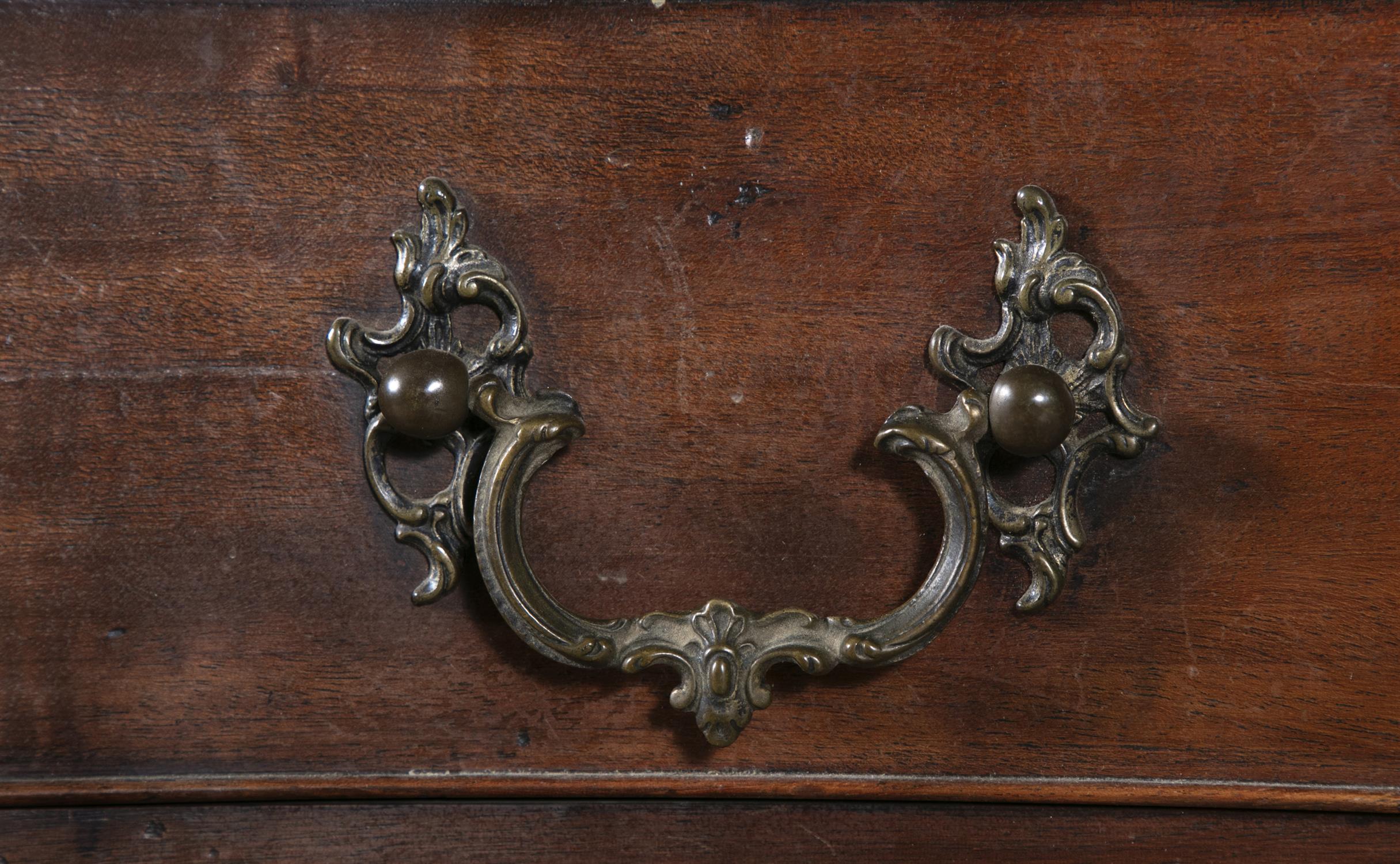 A GEORGE III MAHOGANY SERPENTINE DRESSING CHEST, CIRCA 1770, the moulded top above four - Image 9 of 11