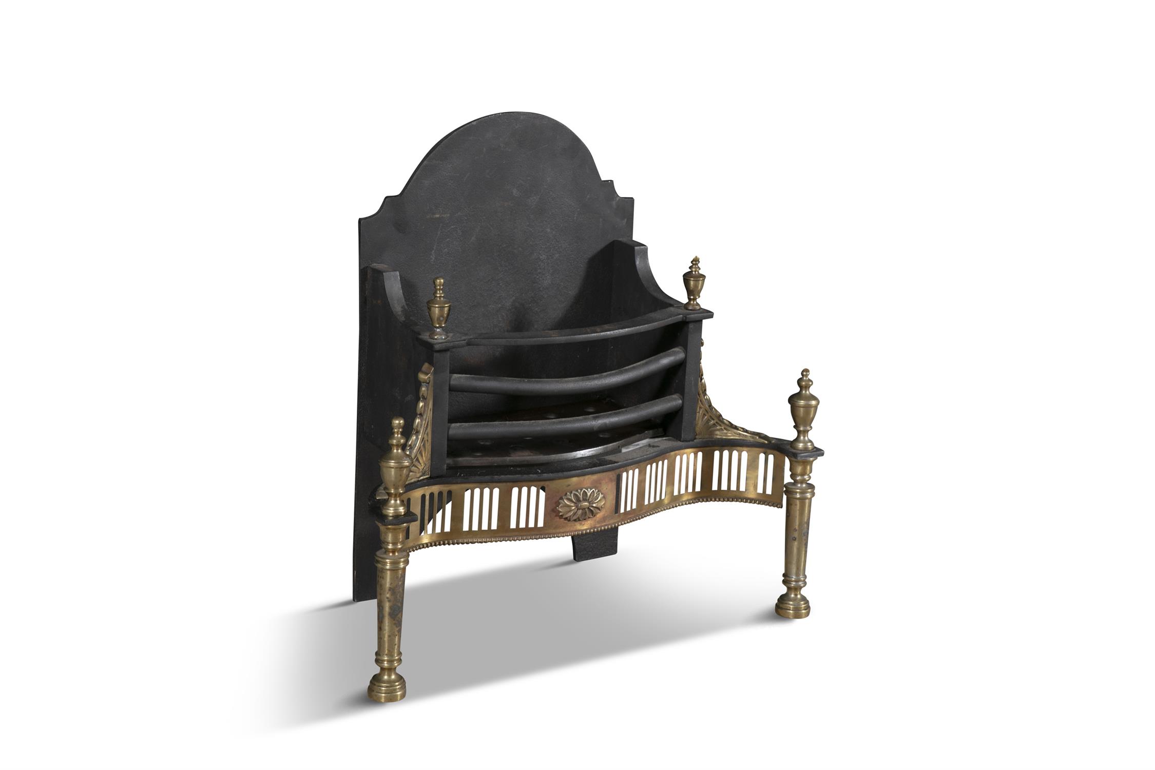 A GEORGIAN STYLE BRASS AND CAST IRON FIRE GRATE The arched backplate and three bar grill with - Bild 2 aus 2