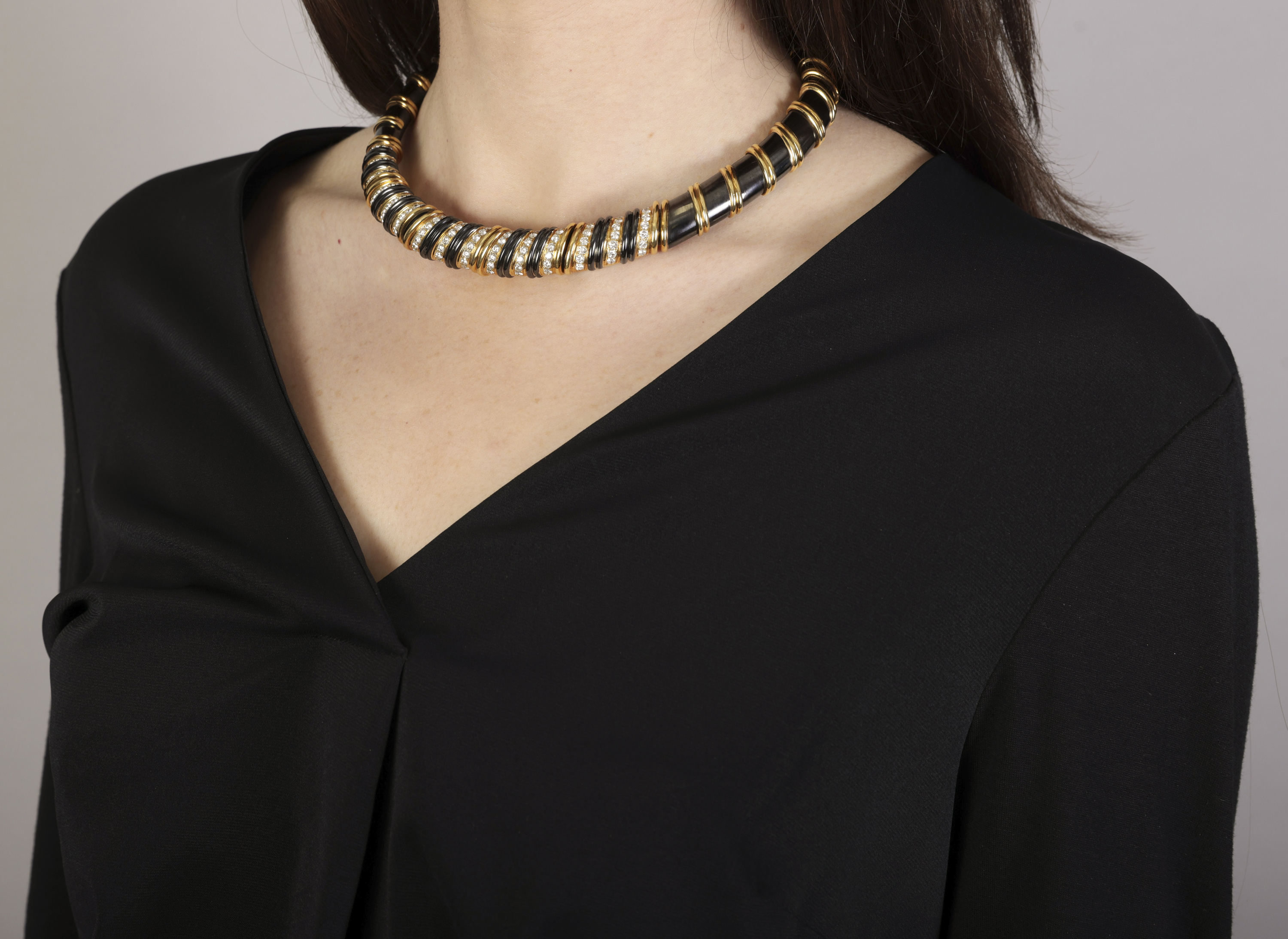 A BI-COLOURED DIAMOND NECKLACE, BY FARAONE, CIRCA 1980 Composed of slightly graduated oxidised and - Image 4 of 4