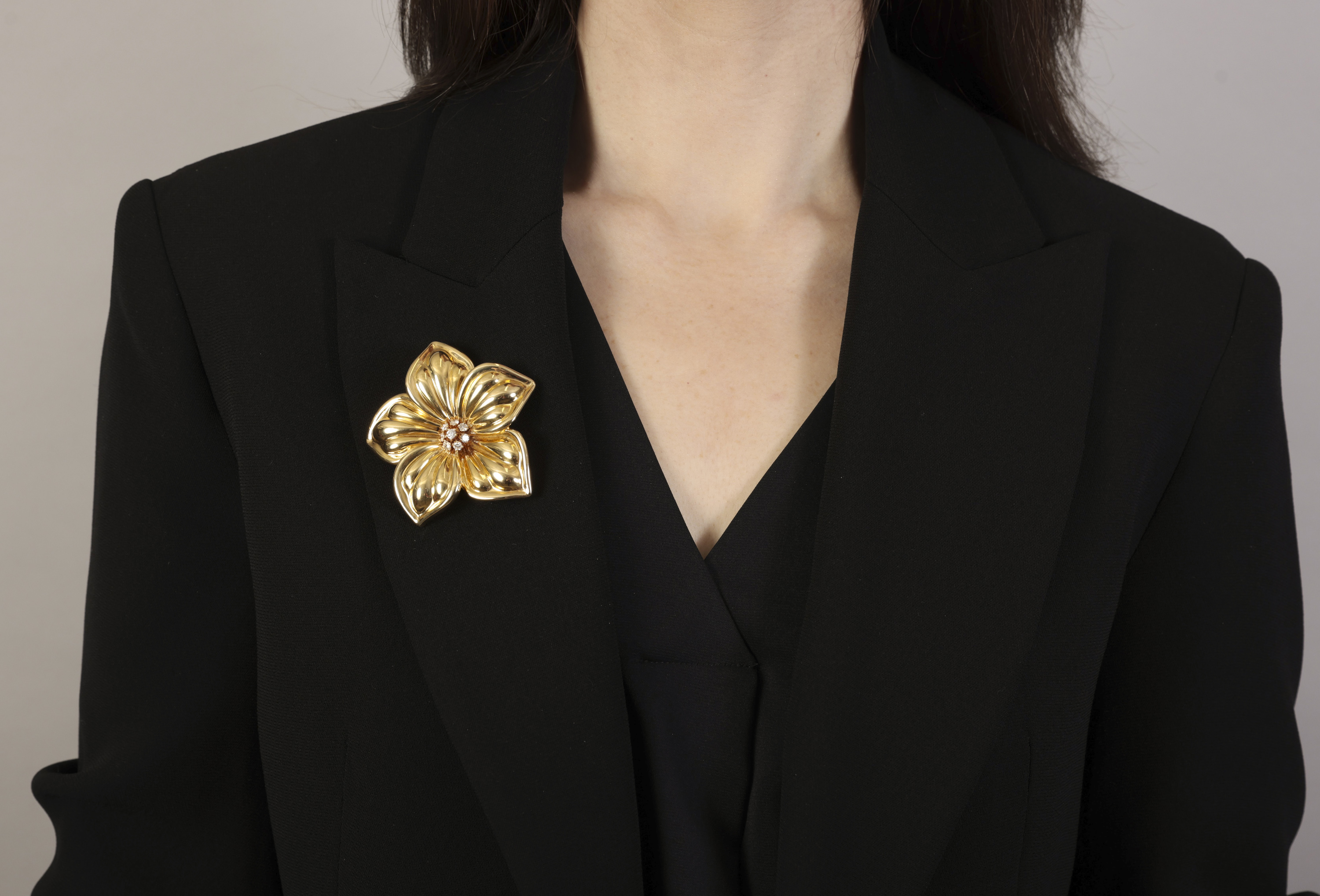 A DIAMOND 'DIANA' BROOCH, BY VAN CLEEF & ARPELS, CIRCA 1990 Designed as a sculpted flowerhead, the - Image 4 of 5