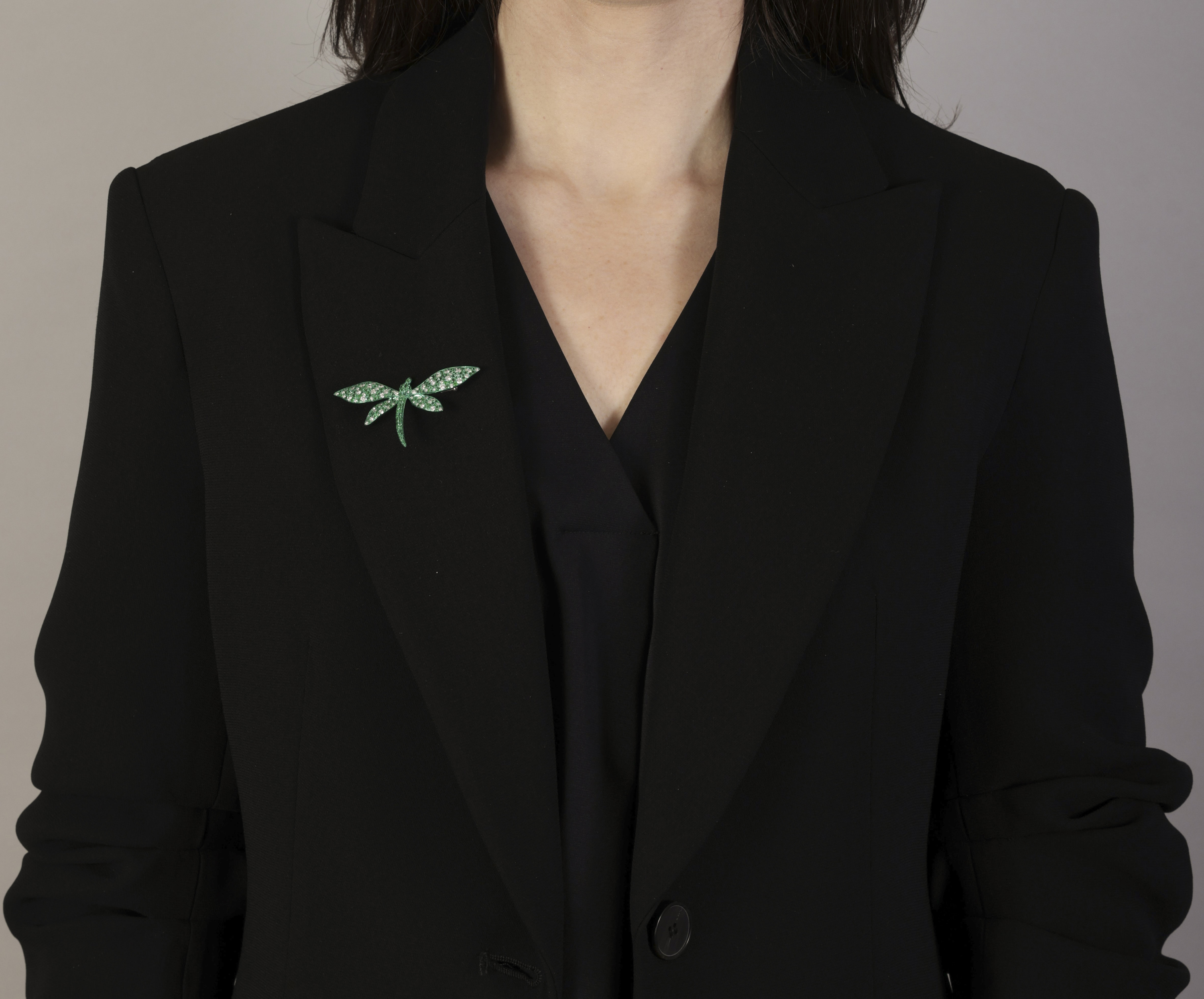 A DIAMOND AND EMERALD BROOCH/RING Designed as a green dragonfly, pavé-set with brilliant-cut - Image 5 of 7