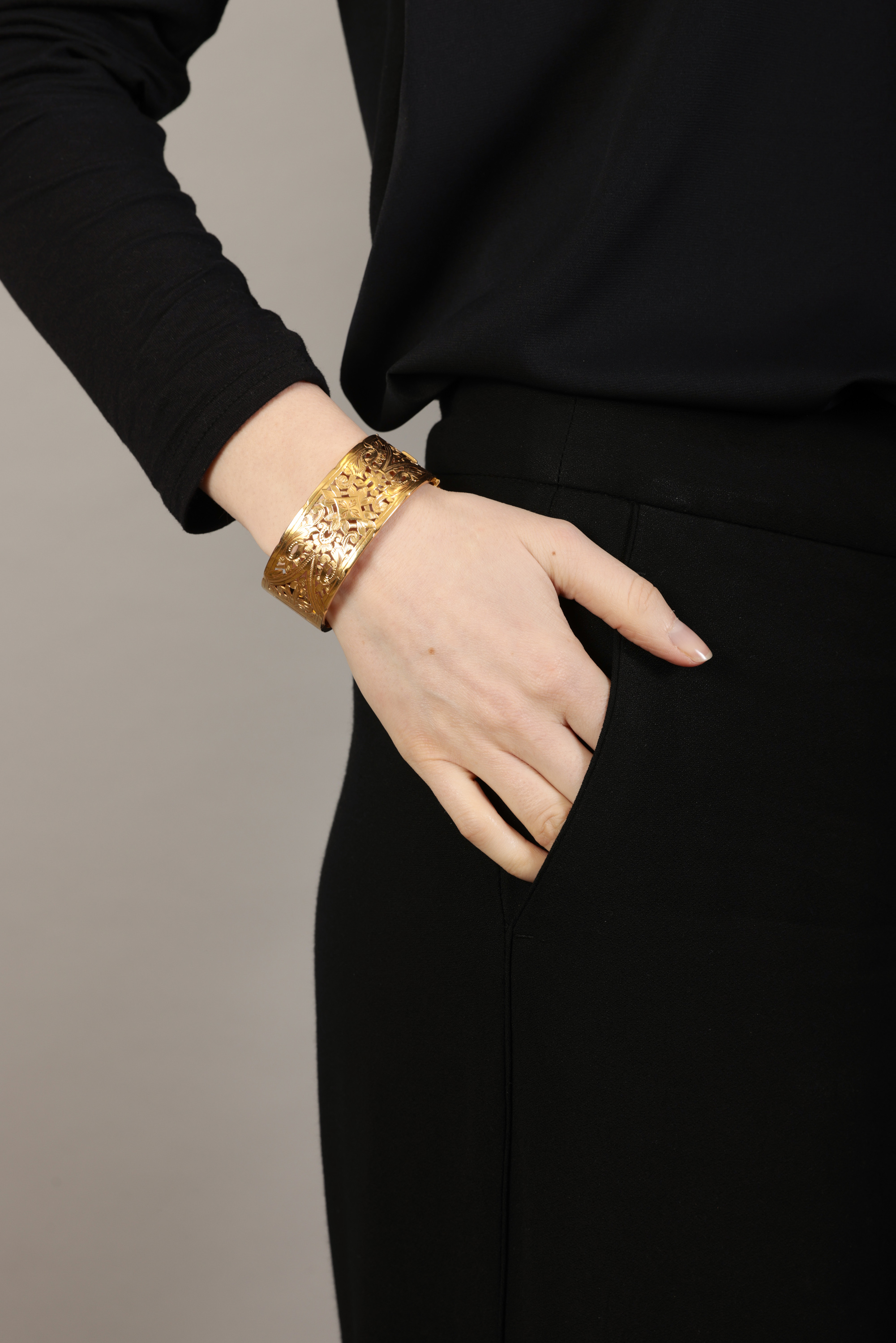 A GOLD CUFF BRACELET, FIRST HALF OF 20TH CENTURY, FRENCH Of openwork design, the hinged bangle - Image 3 of 3