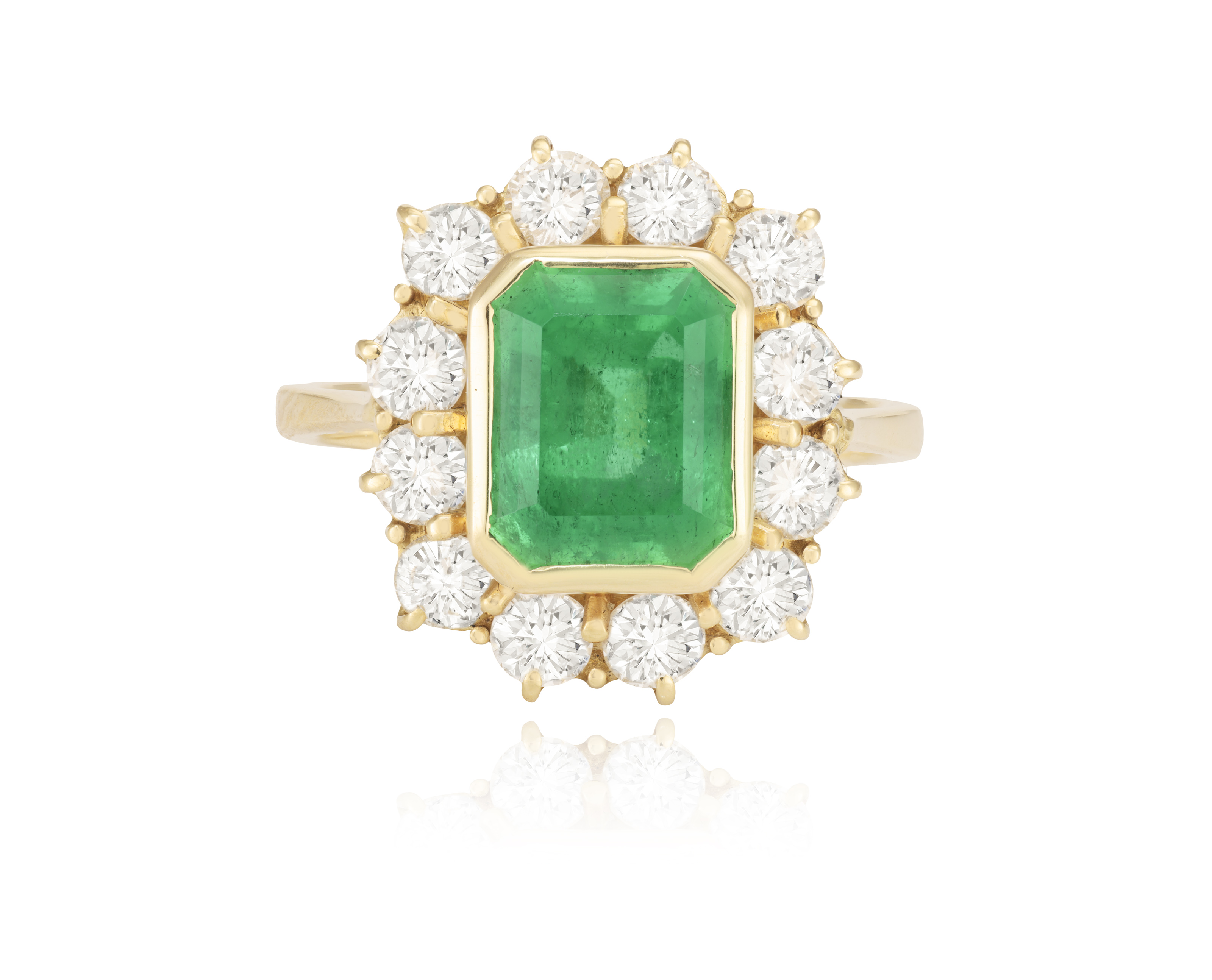 AN EMERALD AND DIAMOND CLUSTER RING The rectangular-cut emerald weighing approximately 2.80cts - Image 2 of 5