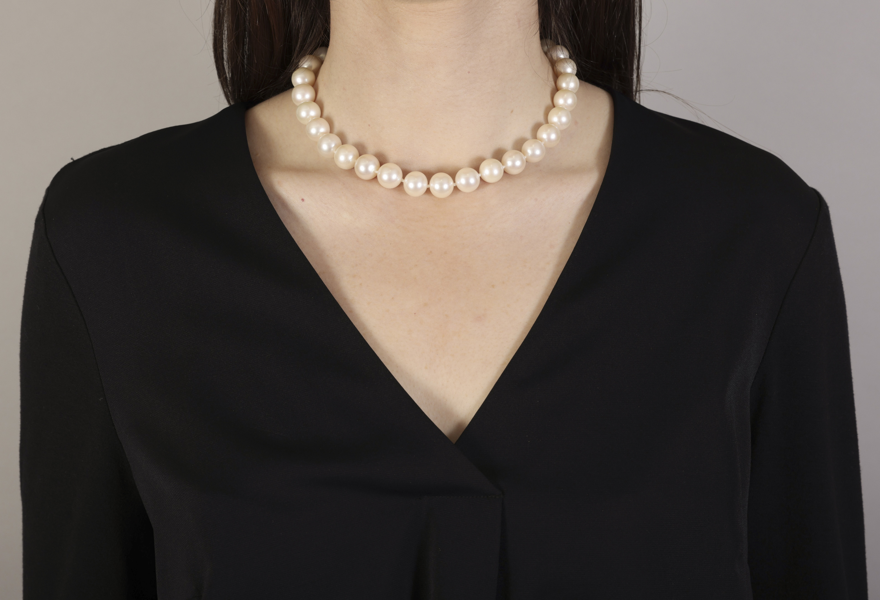 A CULTURED PEARL NECKLACE Composed of thirty-two slightly graduated round-shaped cultured pearls - Image 4 of 5