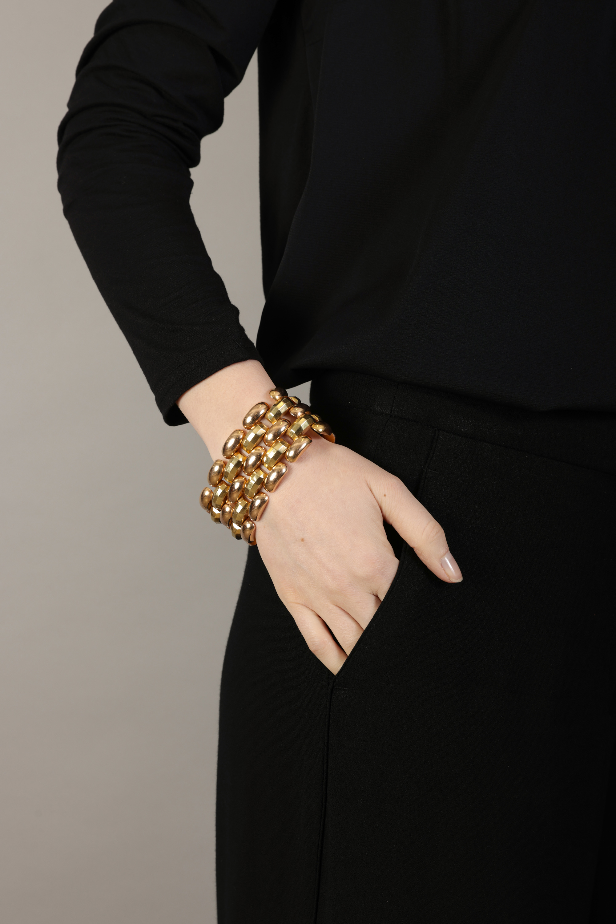 A GOLD RETRO COCKTAIL BRACELET, CIRCA 1940 Of bi-coloured design, the large articulated bracelet - Image 4 of 4