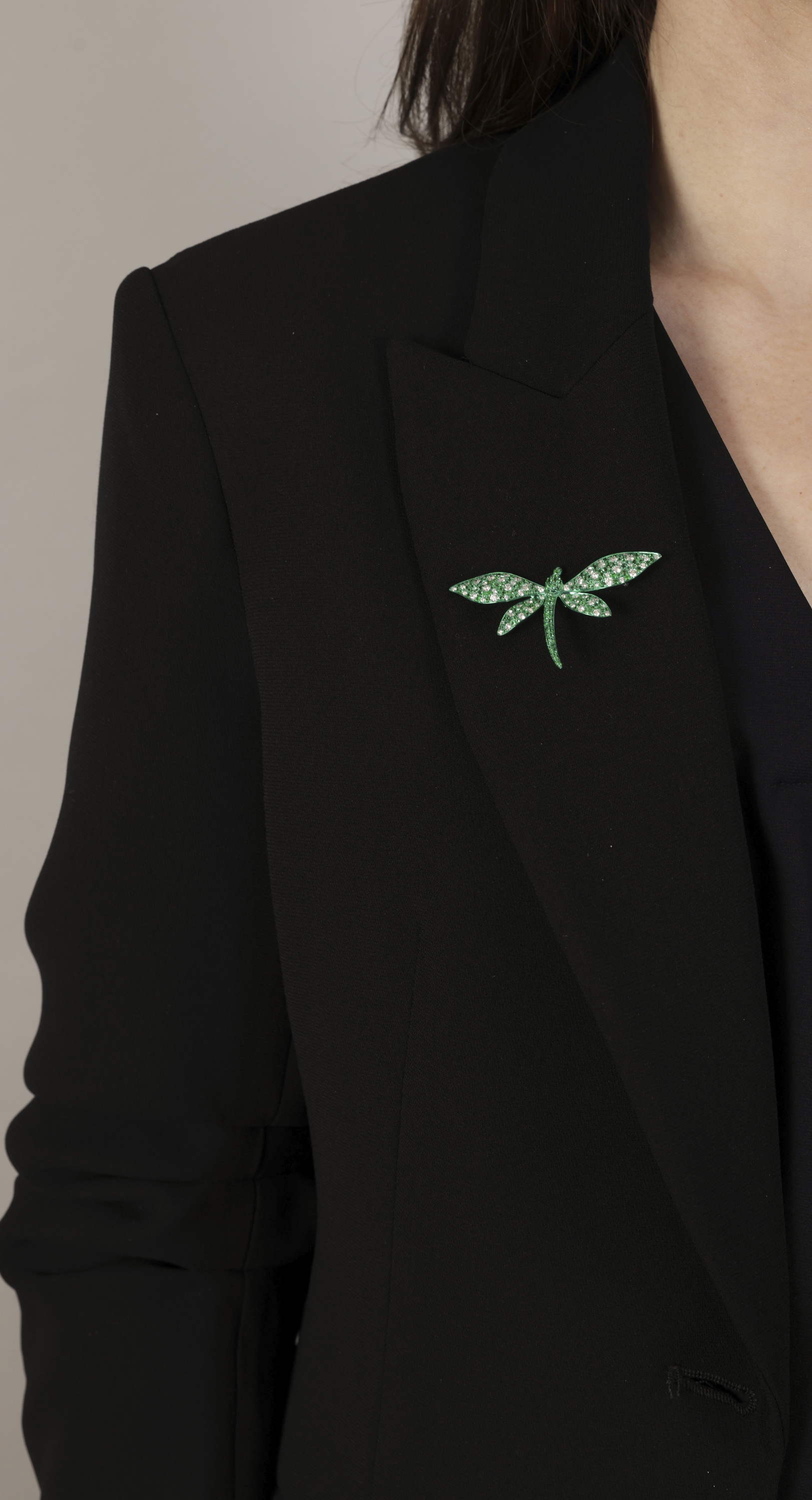 A DIAMOND AND EMERALD BROOCH/RING Designed as a green dragonfly, pavé-set with brilliant-cut - Image 6 of 7