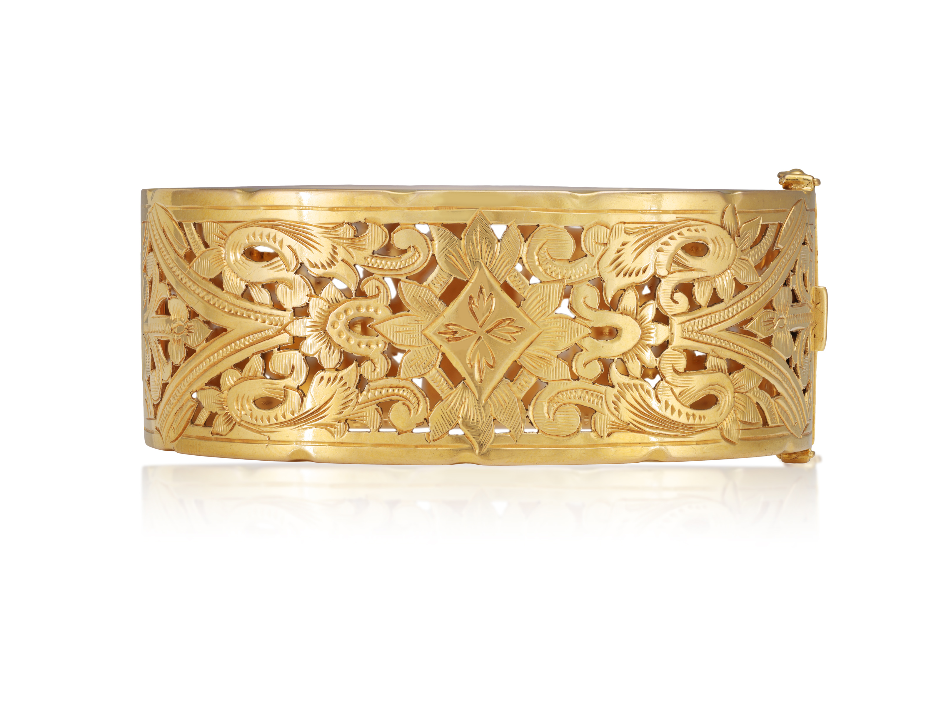 A GOLD CUFF BRACELET, FIRST HALF OF 20TH CENTURY, FRENCH Of openwork design, the hinged bangle