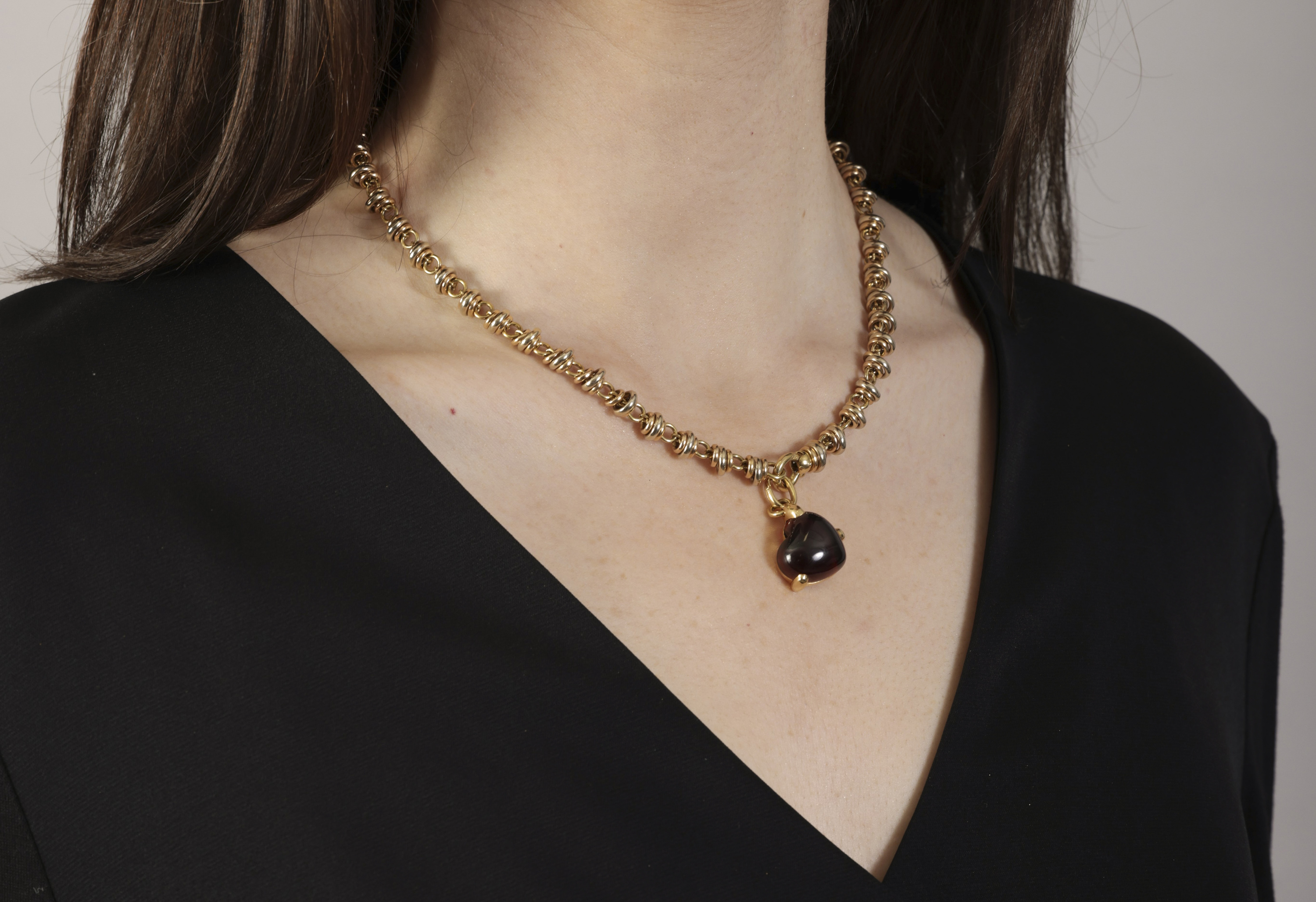 A GOLD NECKLACE WITH GARNET PENDANT, BY POMELLATO The detachable pendant set with a heart-shaped - Image 3 of 4