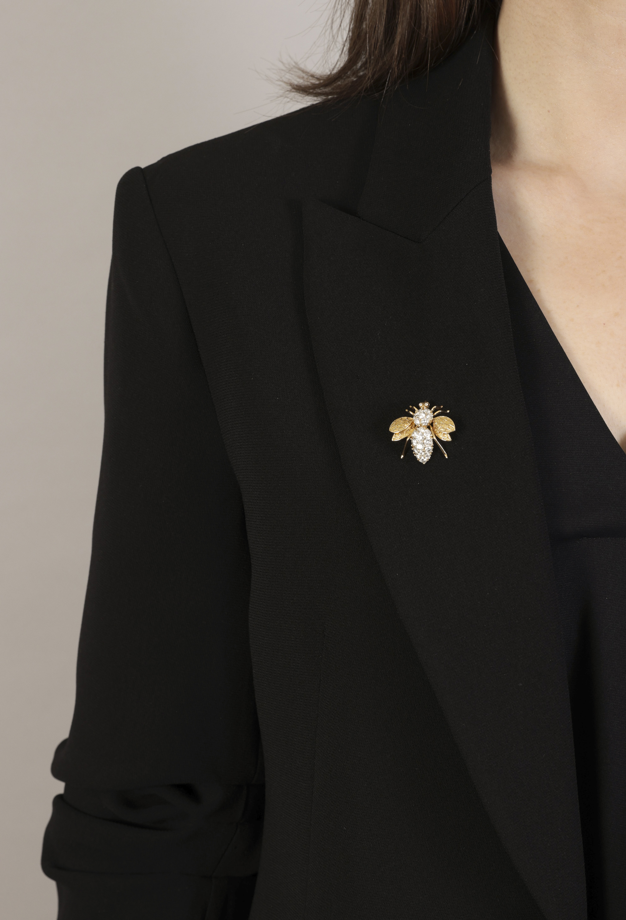 A DIAMOND PENDANT BROOCH Designed as a stylised bee, the abdomen and eyes set with brilliant-cut - Image 3 of 4